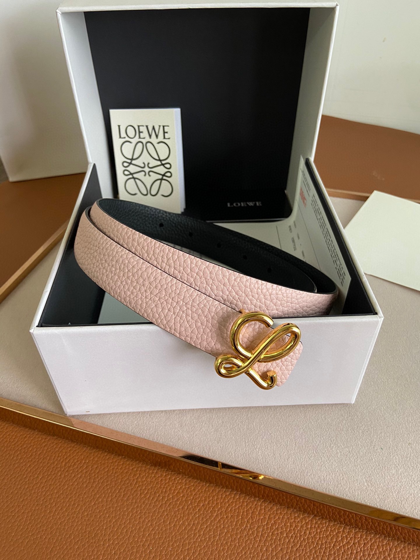 LOEWE罗意威选用柔软原版小牛皮制
