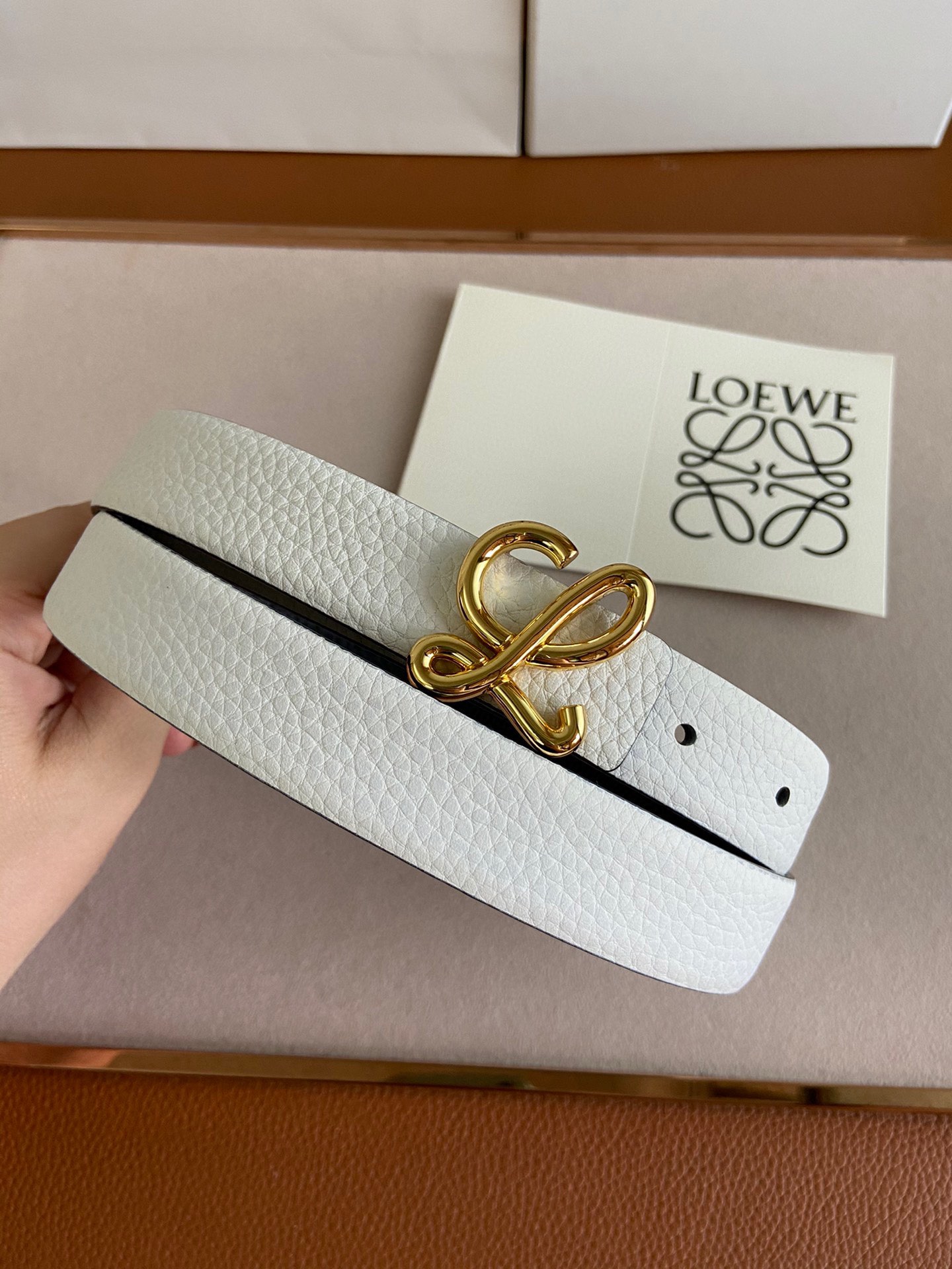 LOEWE罗意威选用柔软原版小牛皮制