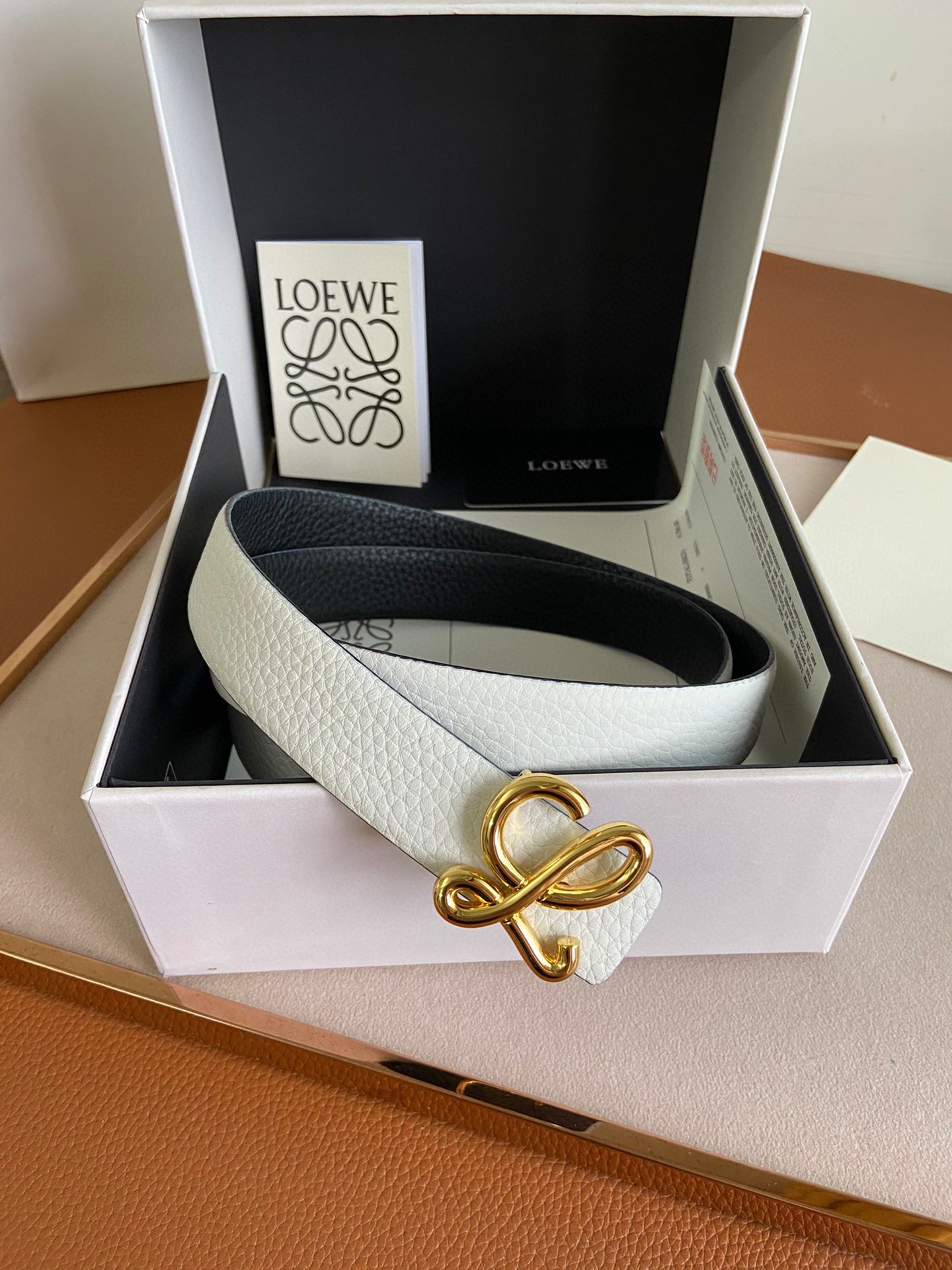 LOEWE罗意威选用柔软原版小牛皮制