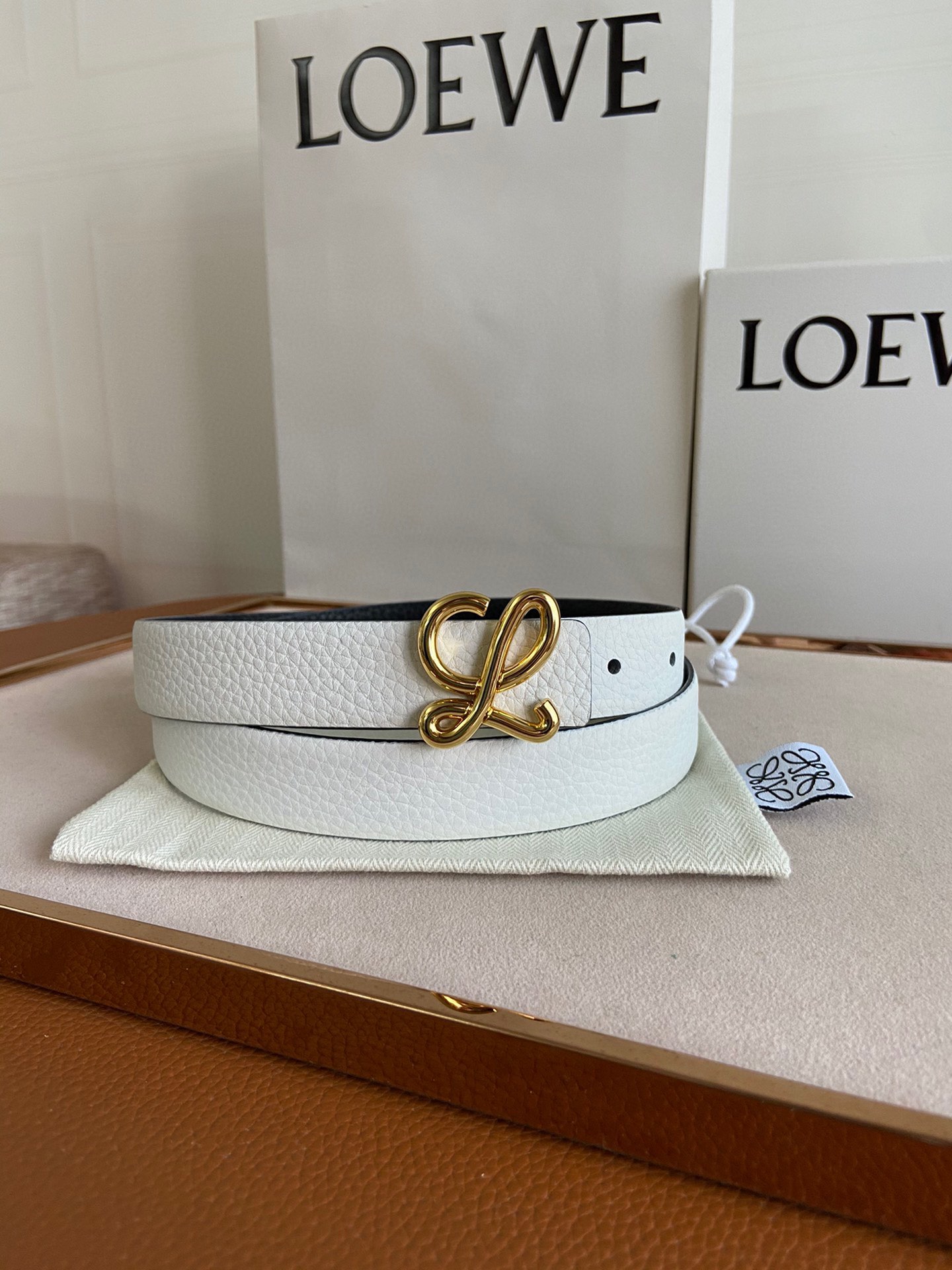 LOEWE罗意威选用柔软原版小牛皮制