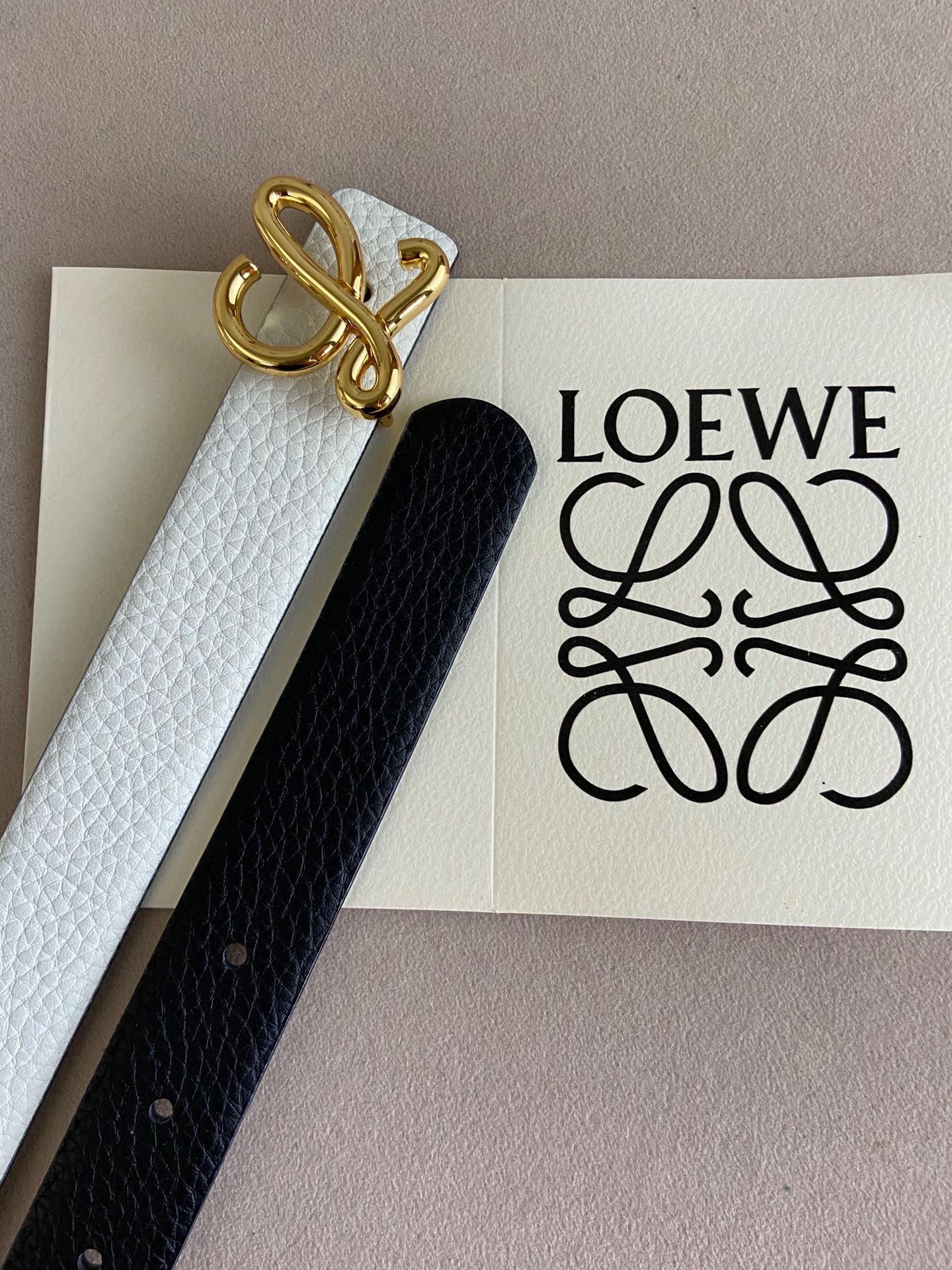 LOEWE罗意威选用柔软原版小牛皮制