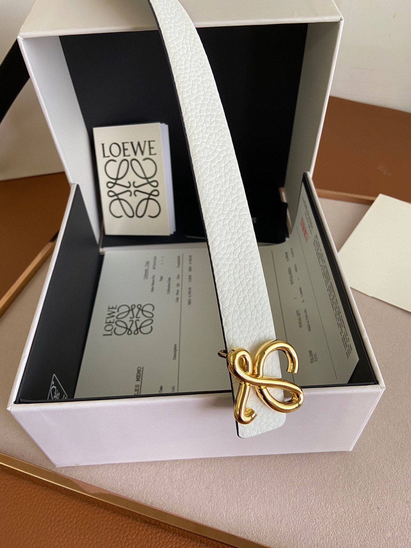 LOEWE罗意威选用柔软原版小牛皮制