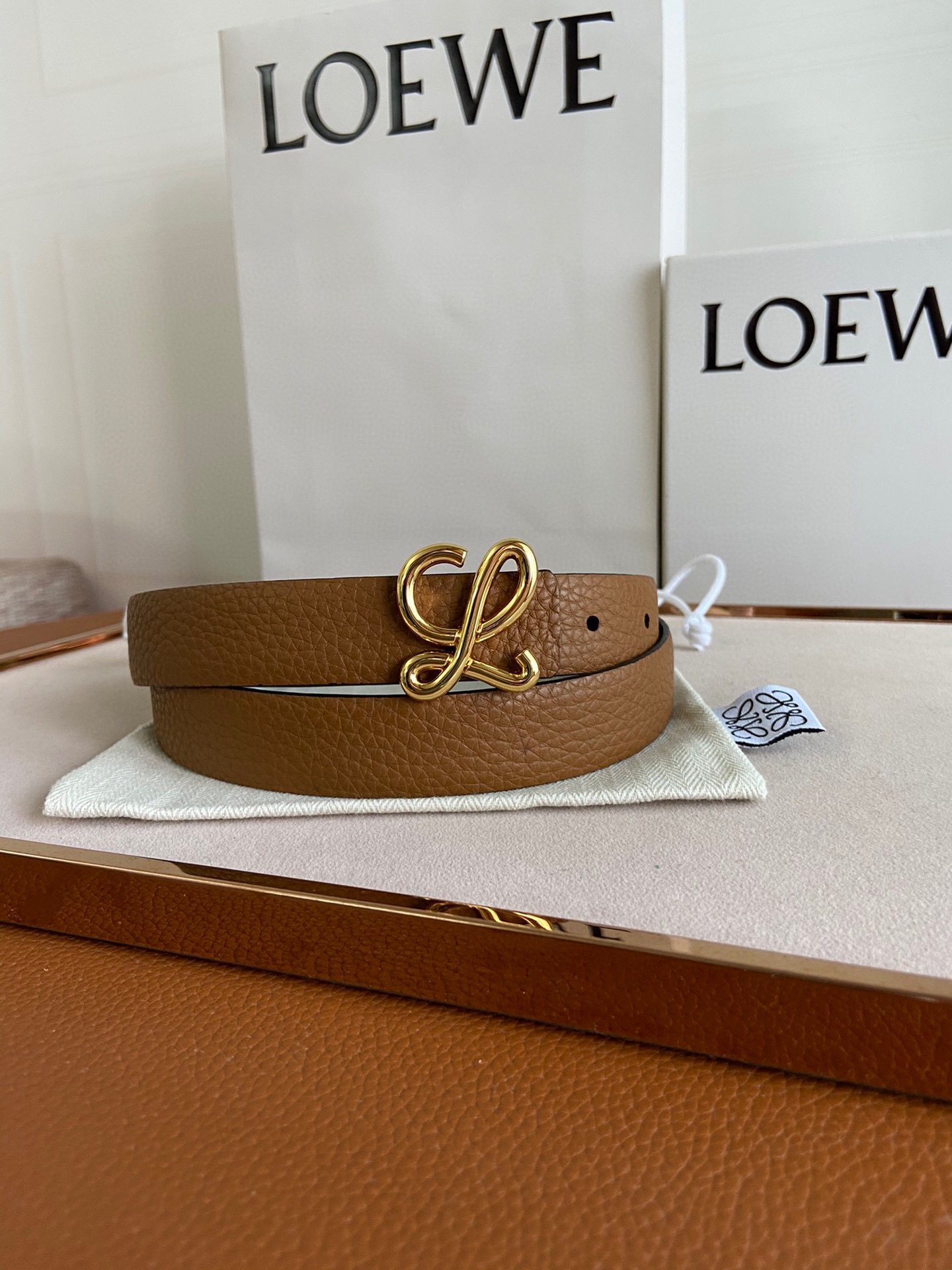 LOEWE罗意威选用柔软原版小牛皮制