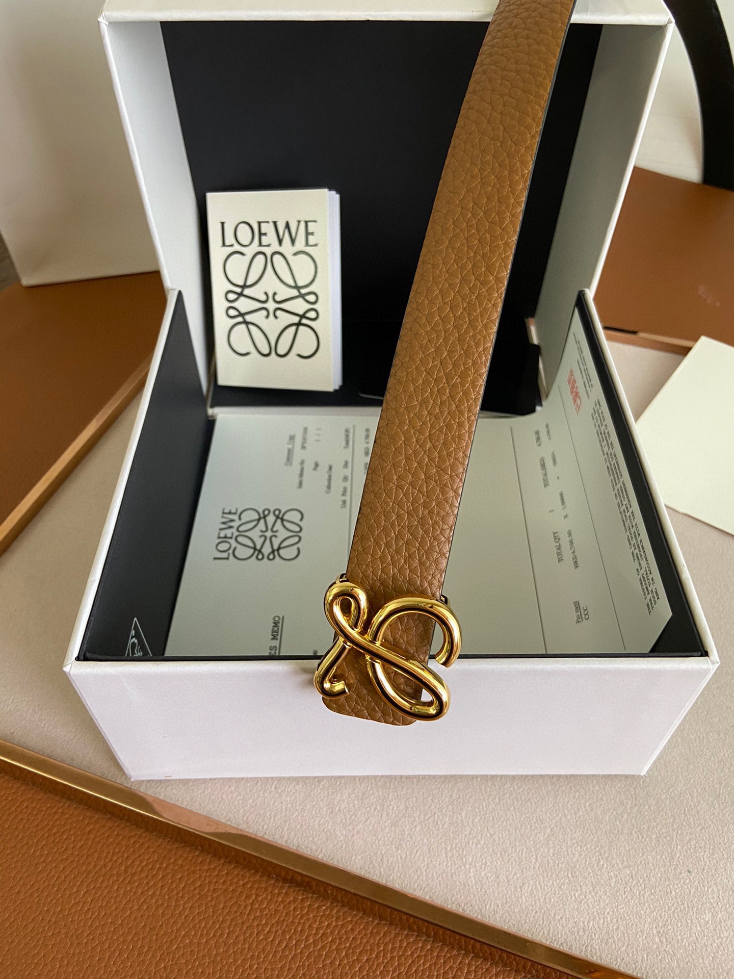 LOEWE罗意威选用柔软原版小牛皮制