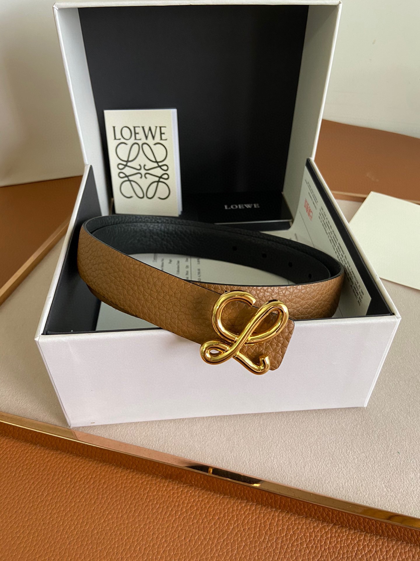 LOEWE罗意威选用柔软原版小牛皮制