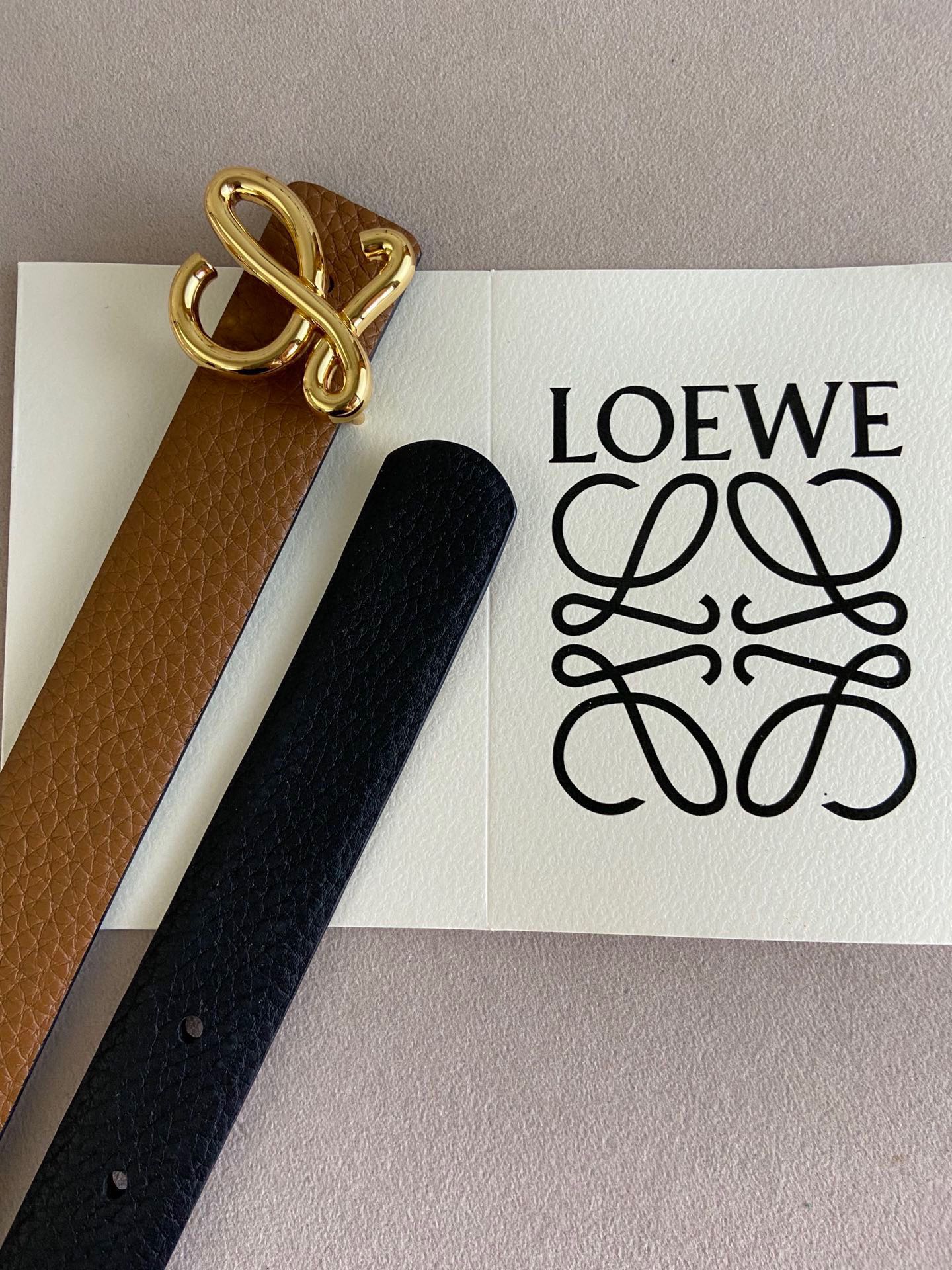 LOEWE罗意威选用柔软原版小牛皮制