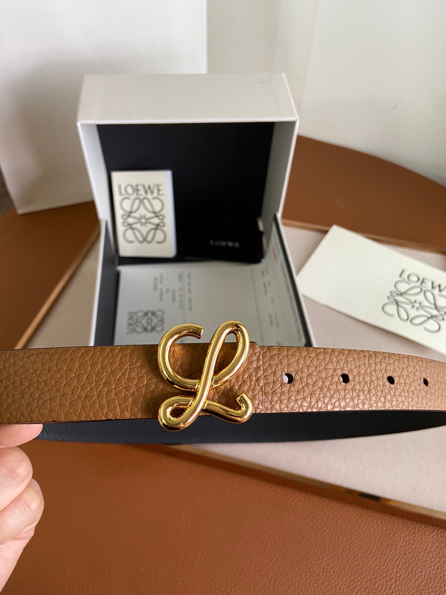 LOEWE罗意威选用柔软原版小牛皮制