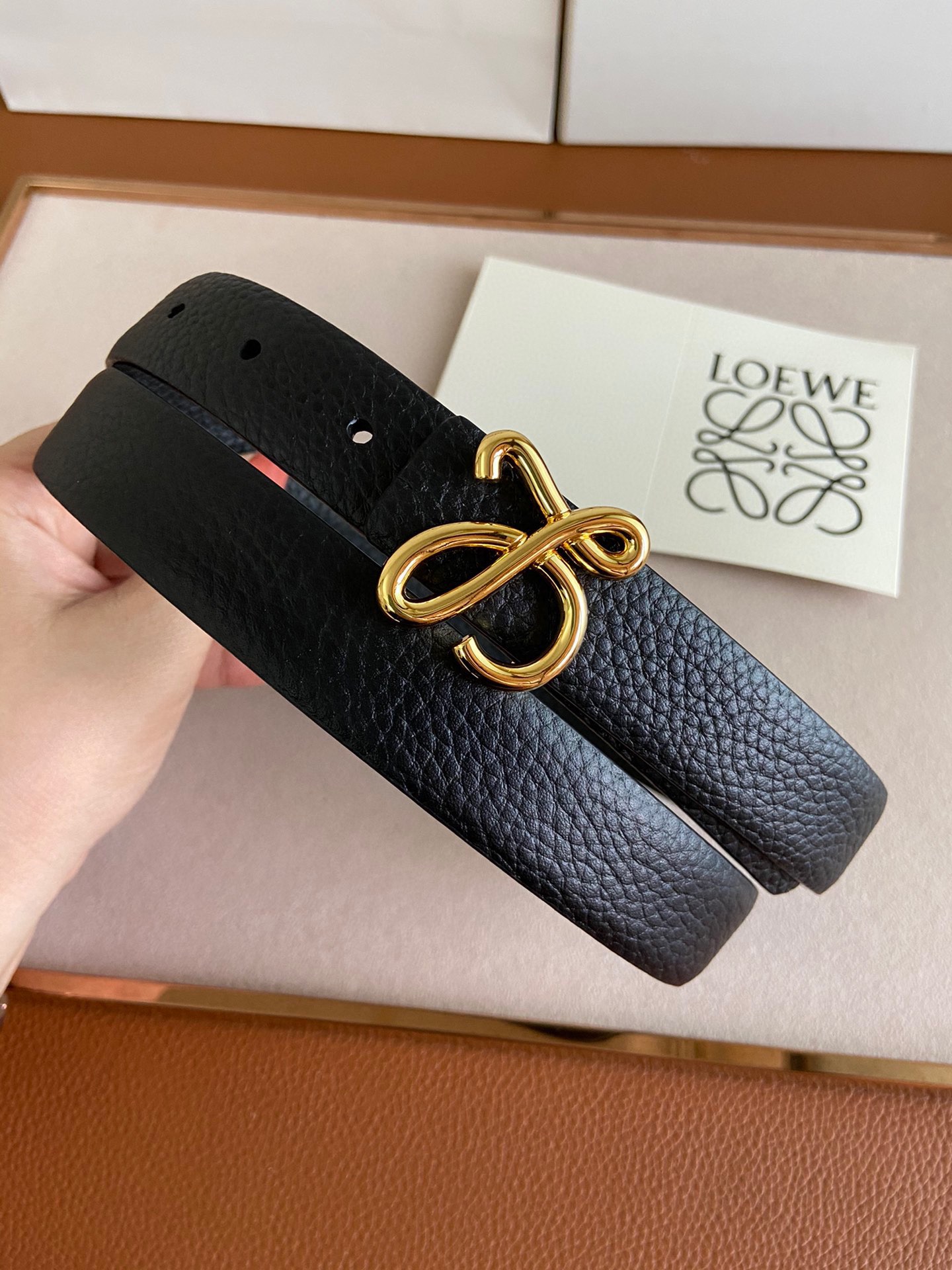 LOEWE罗意威选用柔软原版小牛皮制
