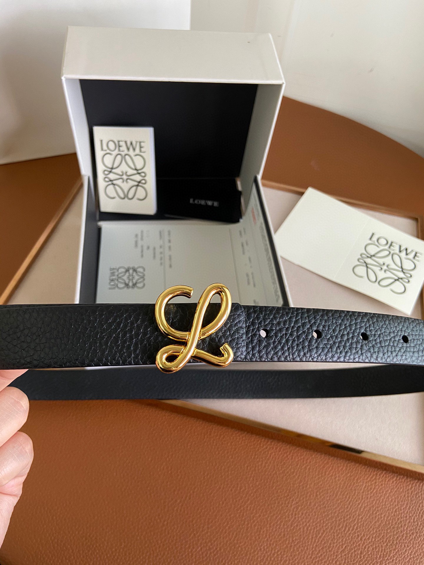 LOEWE罗意威选用柔软原版小牛皮制