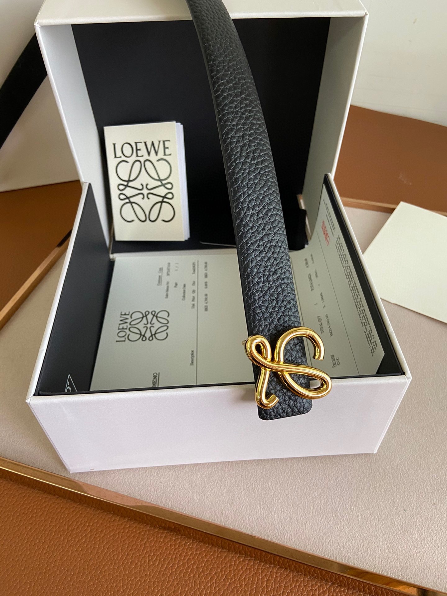 LOEWE罗意威选用柔软原版小牛皮制
