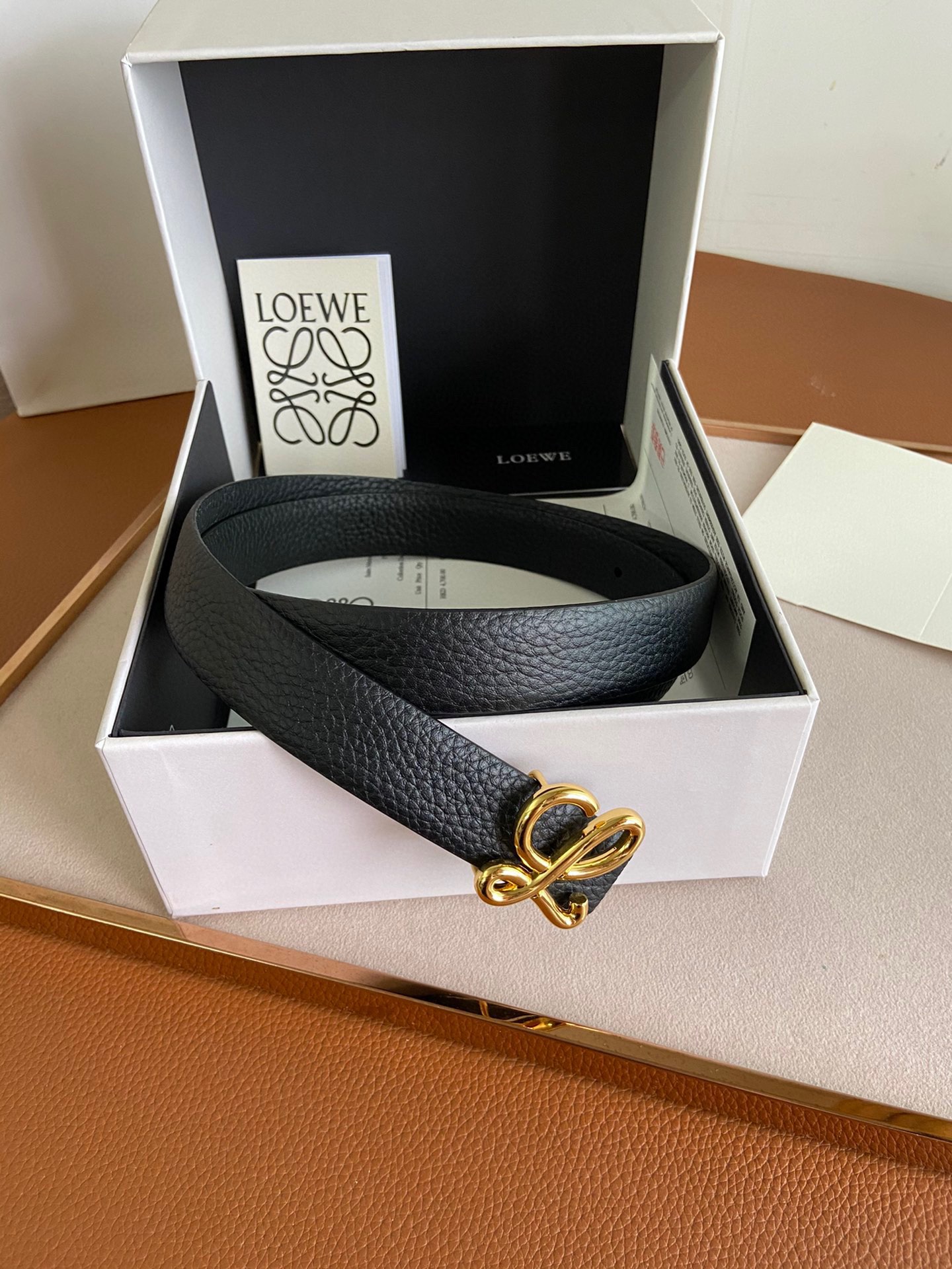 LOEWE罗意威选用柔软原版小牛皮制