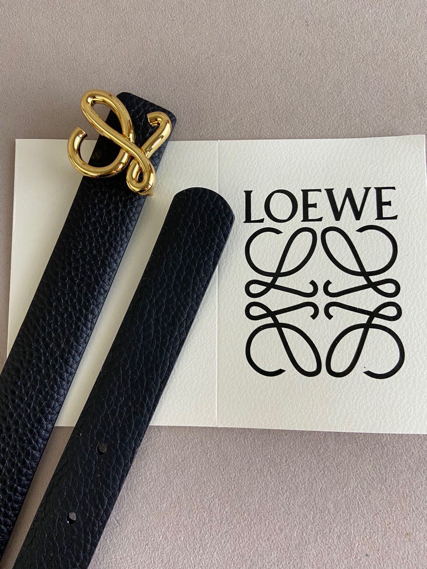 LOEWE罗意威选用柔软原版小牛皮制