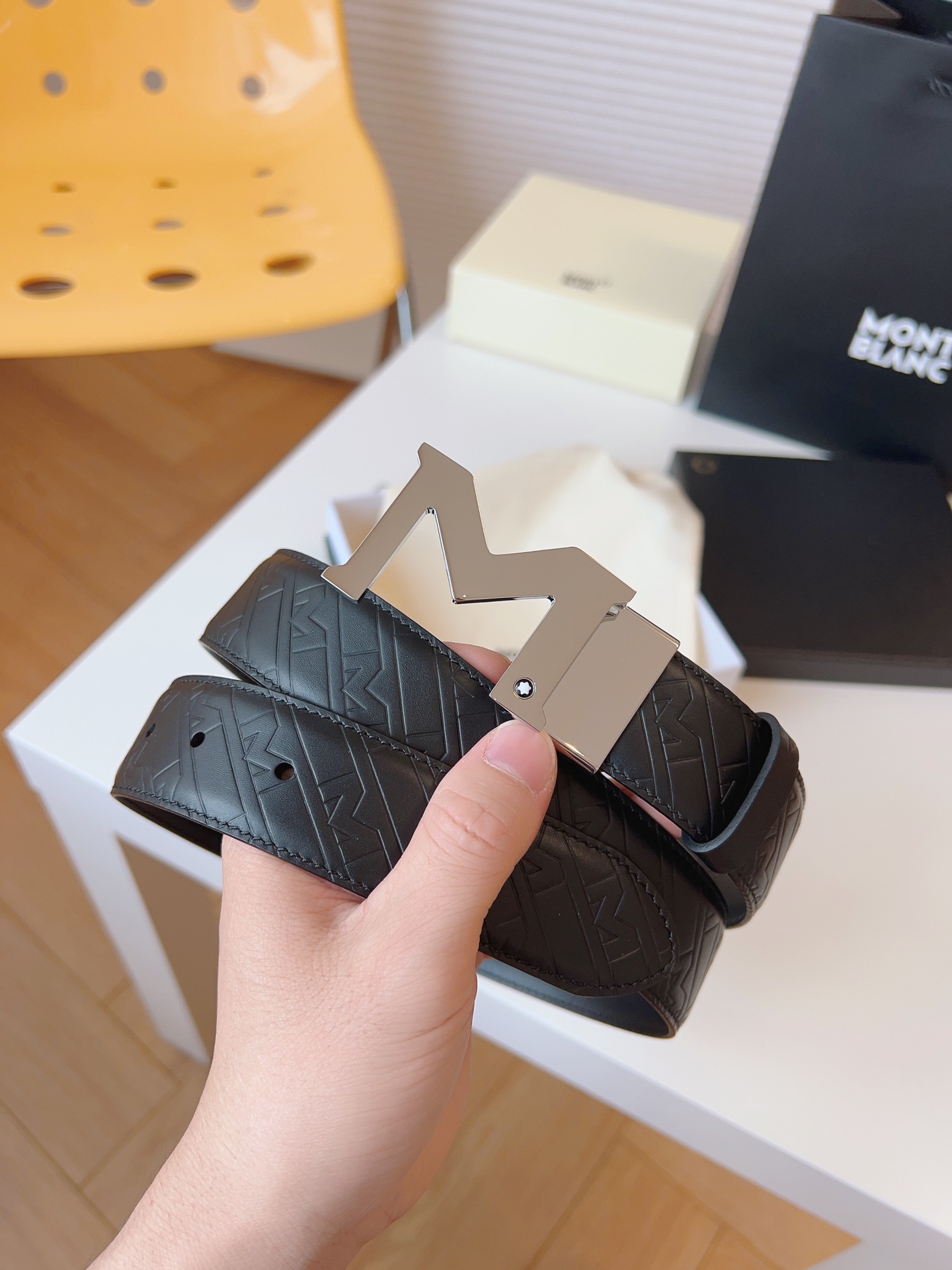 NO:336225,Montblanc is confident but not bound by traditional thinking and knows how to enjoy the joy of success and the joy of life. Its design is simple and smooth, classic and elegant, and it will inevitably become a new symbol of modern popular culture. Combining the traditional craftsmanship and the essence of modern design, it is easy to match clothing; it also has it also an expression of self-taste. The belt width is 35mm, belt, montblanc19860909万宝龙 他们自信而不拘泥于传统思维,懂得享受成功的喜悦及生活的乐趣.其设计简洁流畅,经典优雅,势必成为现代流行文化的新符号.结合万宝龙传统工艺及现代设计的精髓,易搭配服饰；拥有的同时也是自我品位的表达.皮带宽度35mm,皮带,montblanc,Belt