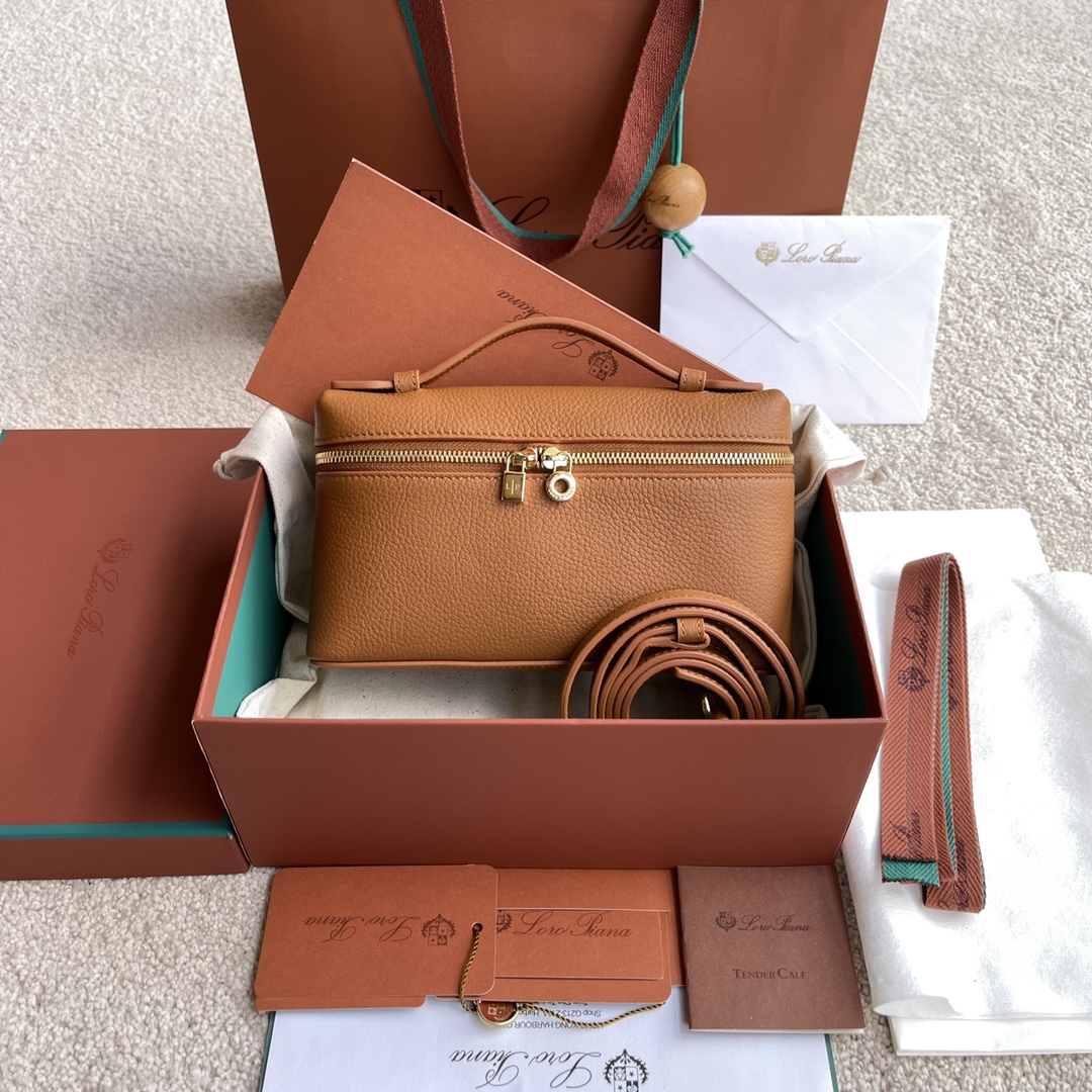 NO:198462,~(Not packed) LP 19 #lunch box bag #hand crossbody bag # cigarette. Grass brown [imported original leather   pure steel gold hardware] Calfskin body material ~ sheepskin lining # The wide opening small bag is made of butter soft calf leather. It comes with removable shoulder straps to create a versatile mini bag. Two-way zipper opening, height 11cm*width 19cm*deep 6.5cmcalf/item number: FAI, LP, loro piana, satchels, mini bags, crossbody bags, cowhide, sheepskin19860909～(不配包装) LP 19 #饭盒包#手拿斜挎包#烟.草棕【进口原厂皮 纯钢金色五金】 小牛皮主体材质~羊皮里料# 宽开口小袋采用如黄油般柔软的小牛皮打造.随附可拆卸肩带,可打造出百搭迷你包袋.双向拉链开口, 高度11cm*宽度19cm*深度6.5cm 小牛皮/货号:FAI,LP,loro piana,satchels,mini bags,crossbody bags,cowhide,sheepskin,Bag