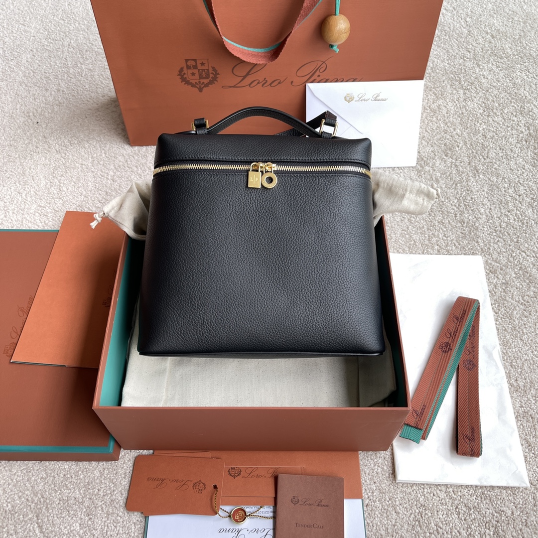 NO:205650,~(Not available for packaging) Extra Pocket L backpack ~ Black [imported original leather   pure steel gold hardware] Calfskin main material ~ Sheepskin lining # Soft calfskin backpack has a unique trapezoidal appearance. Practical and large capacity design makes it an ideal accessory for busy daily life Height 23.5cm*Width 21cm*Depth 8cm Calfskin/Element No.: FAM 4041,LP,loro piana,cowhide,sheepskin19860909～(不配包装) Extra Pocket L双肩包～黑色【进口原厂皮 纯钢金色五金】 小牛皮主体材质~羊皮里料# 柔软小牛皮双肩包拥有别致的梯形外观.实用大容量设计,使其成为繁忙日常理想配件 高度23.5cm*宽度21cm*深度8cm 小牛皮/货号:FAM 4041,LP,loro piana,cowhide,sheepskin,Bag