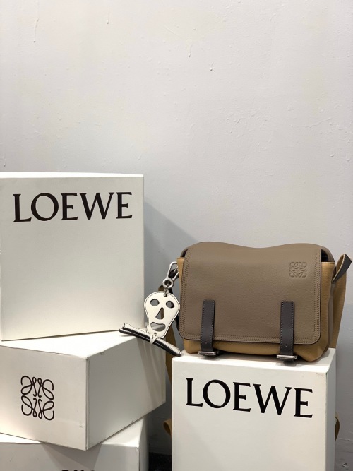 Loewe Military Messenger XS Bag en Cuir de Veau - Style et Praticité 1 Loewe Military Messenger XS Bag en Cuir de Veau - Style et Praticité