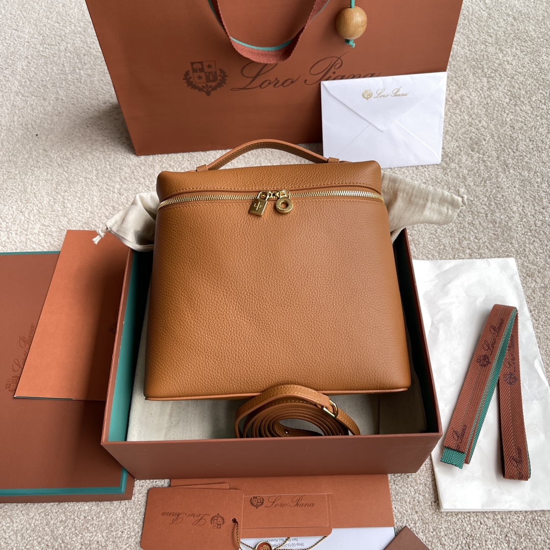 NO:205645,~(Not available for packaging) Extra Pocket L backpack ~ Smoke. Grass brown [imported original leather   pure steel gold hardware] Calfskin main material ~ Sheepskin lining # Soft calfskin backpack has a unique trapezoidal appearance. Practical and large capacity design makes it an ideal accessory for busy daily life Height 23.5cm*Width 21cm*Depth 8cm Calfskin/Element No.: FAM 4041,LP,loro piana,cowhide,sheepskin19860909～(不配包装) Extra Pocket L双肩包～烟.草棕【进口原厂皮 纯钢金色五金】 小牛皮主体材质~羊皮里料# 柔软小牛皮双肩包拥有别致的梯形外观.实用大容量设计,使其成为繁忙日常理想配件 高度23.5cm*宽度21cm*深度8cm 小牛皮/货号:FAM 4041,LP,loro piana,cowhide,sheepskin,Bag