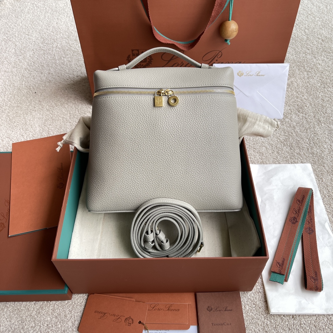 NO:183837,(Authentic grade, not suitable for packaging) Extra Pocket L.5 backpack ~ Pearl gray [imported original leather   pure steel gold hardware] Calfskin main material ~ sheepskin lining # Soft calfskin backpack has a unique trapezoidal appearance. Practical and large capacity design makes it an ideal accessory for busy daily life Height 23.5cm*Width 21cm*Depth 8cm Calfskin/Element No.: FAM 4041,LP Mani, loro piano, cowhide, sheepskin19860909(正品级 不配包装) Extra Pocket L.5双肩包～珍珠灰【进口原厂皮 纯钢金色五金】 小牛皮主体材质~羊皮里料# 柔软小牛皮双肩包拥有别致的梯形外观.实用大容量设计,使其成为繁忙日常理想配件 高度23.5cm*宽度21cm*深度8cm 小牛皮/货号:FAM 4041,LP 玛尼,loro piana,cowhide,sheepskin,Bag