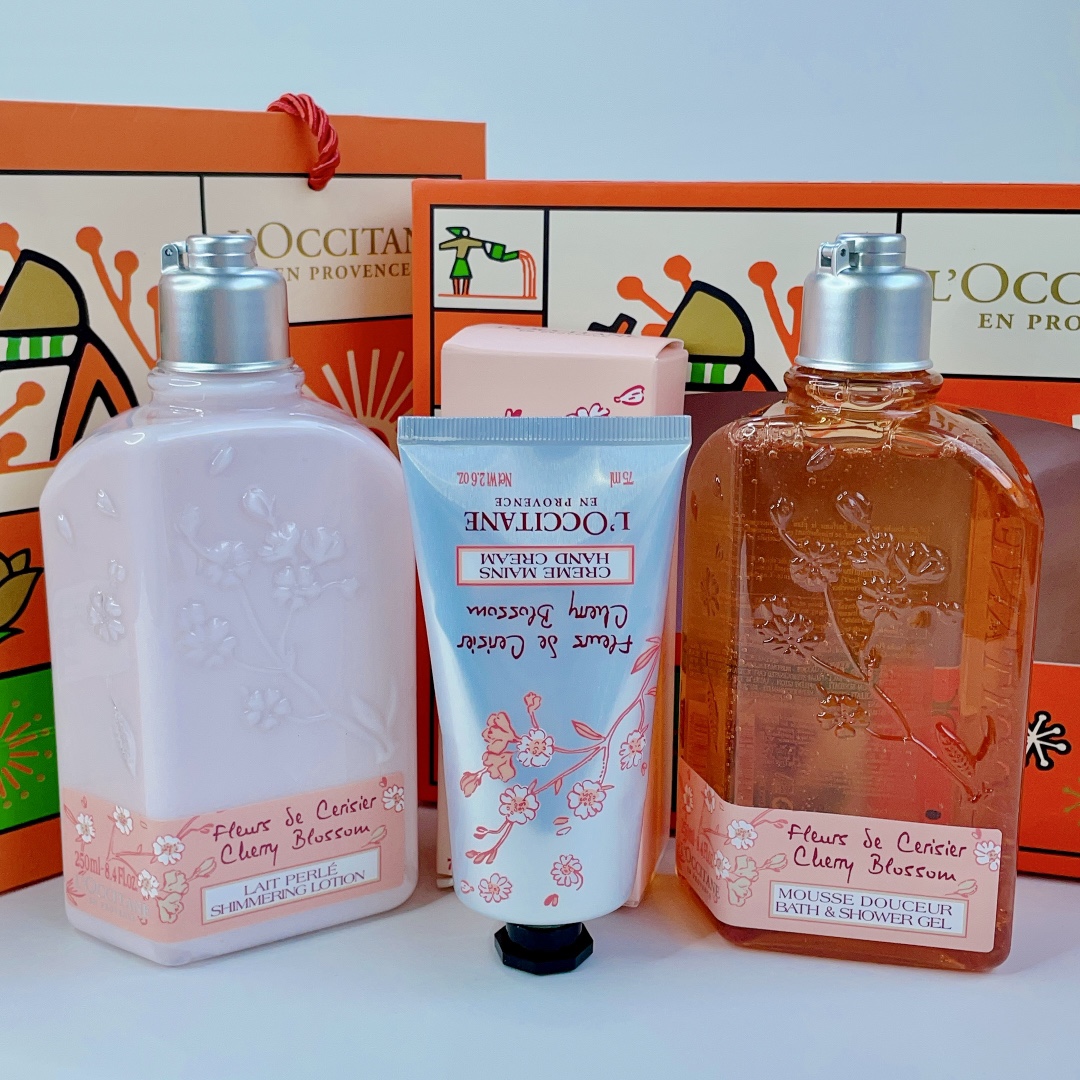 ✨75包
欧舒丹樱花三件套！内含：身体乳250ml，沐浴露250ml，护手霜75ml。