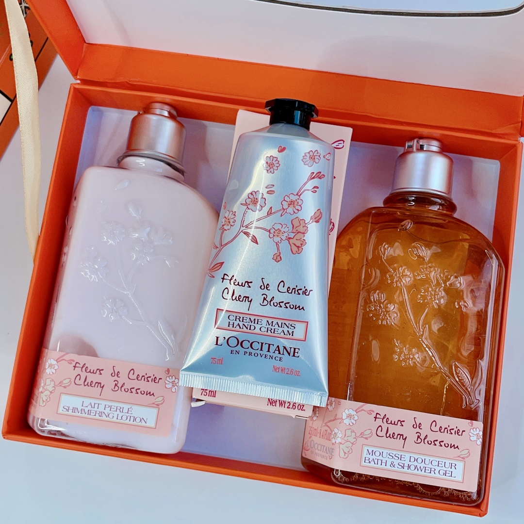 ✨75包
欧舒丹樱花三件套！内含：身体乳250ml，沐浴露250ml，护手霜75ml。