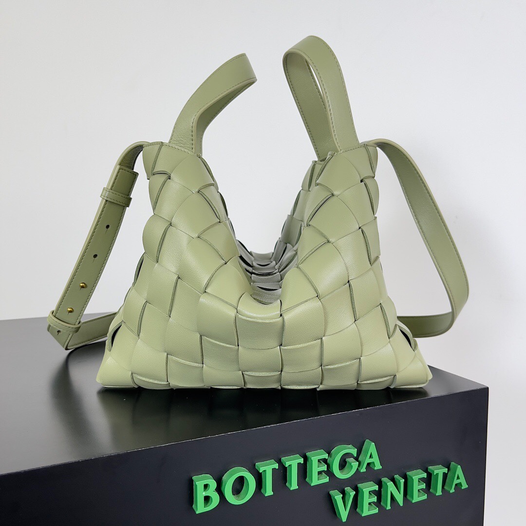 BottegaVeneta 新出的保龄球包你们Get了吗？超大容量～关键低调简约上身妥妥的休闲风～时髦感也丝毫不减，结合了BV经典的编织元素，电脑也可以装肩带长短都可以调节\n适合高个子女生背\n男生背也很阳光多种背法搭配你的高光时刻尺寸：xx。pWB