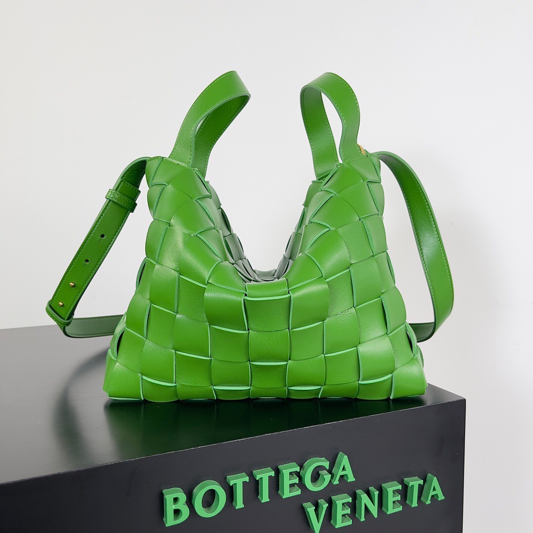 BottegaVeneta 新出的保龄球包你们Get了吗？超大容量～关键低调简约上身妥妥的休闲风～时髦感也丝毫不减，结合了BV经典的编织元素，电脑也可以装肩带长短都可以调节\n适合高个子女生背\n男生背也很阳光多种背法搭配你的高光时刻尺寸：xx。pWB