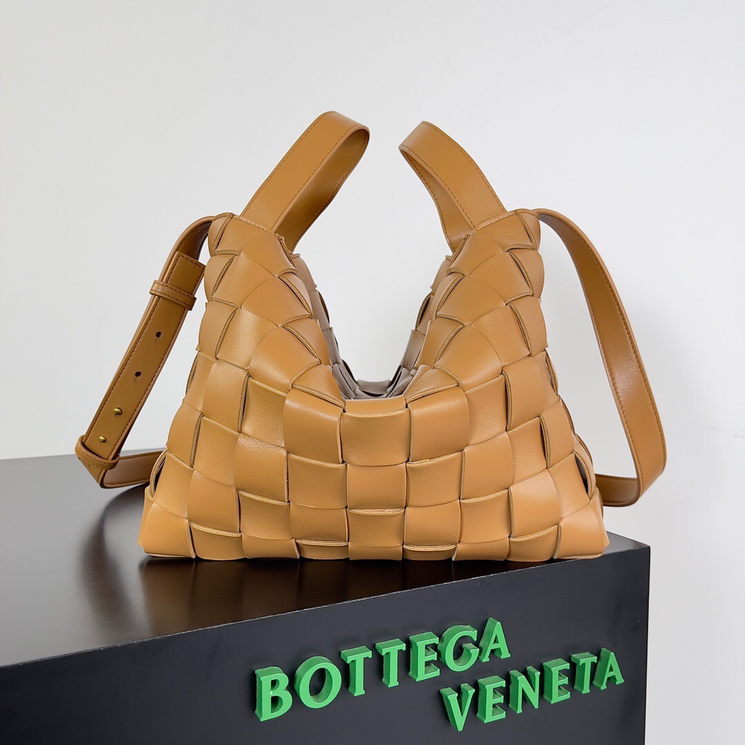 BottegaVeneta 新出的保龄球包你们Get了吗？超大容量～关键低调简约上身妥妥的休闲风～时髦感也丝毫不减，结合了BV经典的编织元素，电脑也可以装肩带长短都可以调节\n适合高个子女生背\n男生背也很阳光多种背法搭配你的高光时刻 尺寸：xx。WB