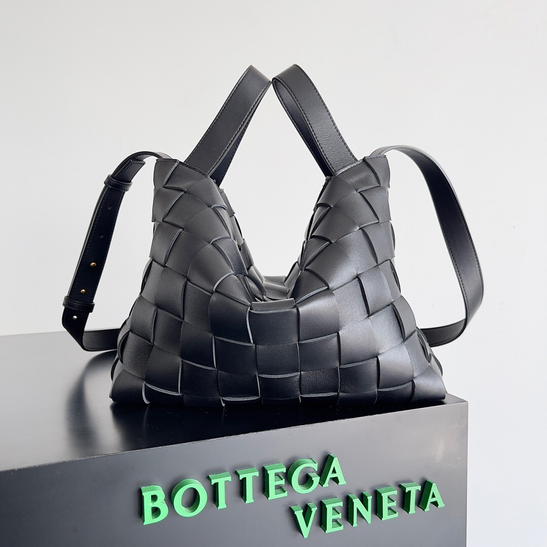 BottegaVeneta 新出的保龄球包你们Get了吗？超大容量～关键低调简约上身妥妥的休闲风～时髦感也丝毫不减，结合了BV经典的编织元素，电脑也可以装肩带长短都可以调节\n适合高个子女生背\n男生背也很阳光多种背法搭配你的高光时刻尺寸：xx。pWB