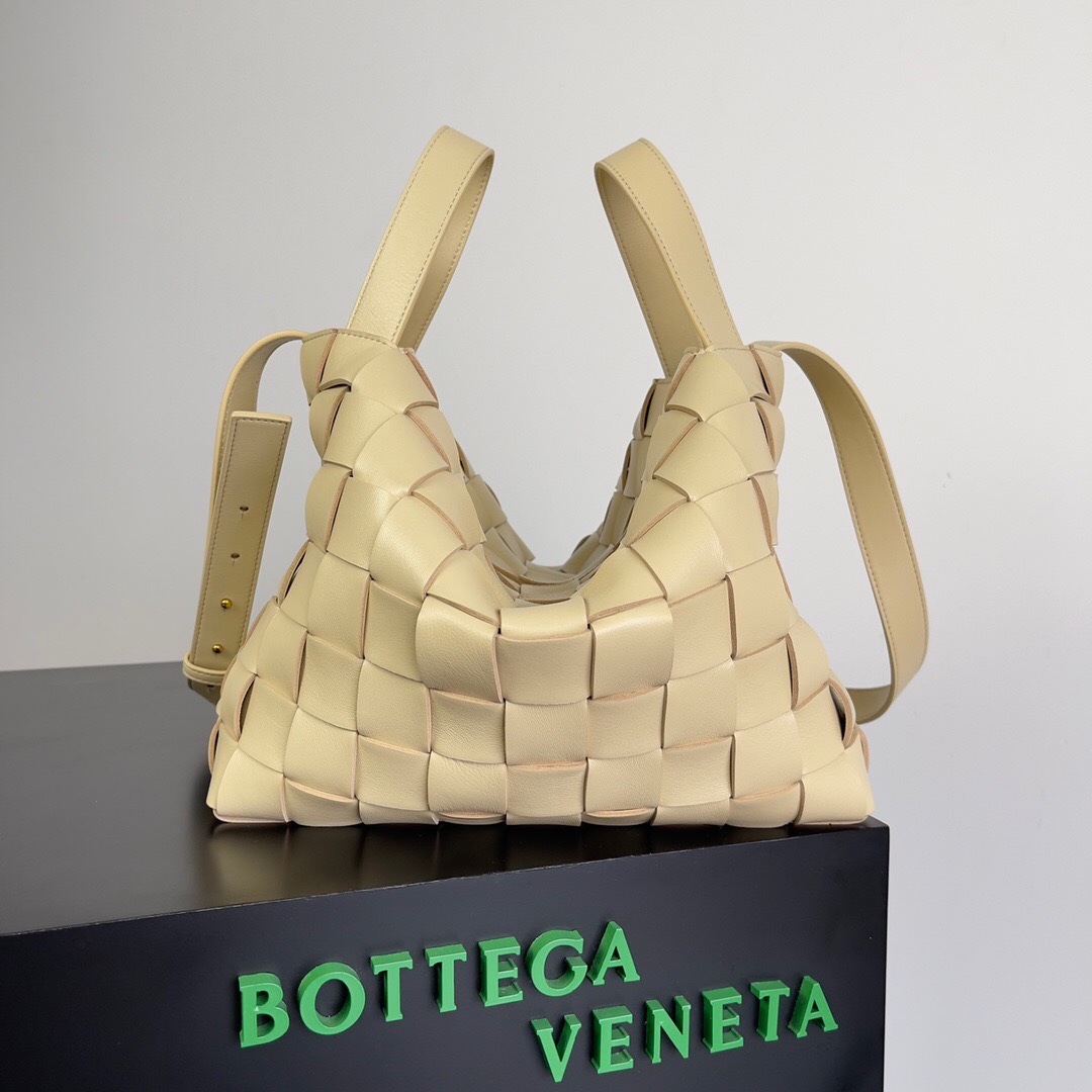 BottegaVeneta 新出的保龄球包你们Get了吗？超大容量～关键低调简约上身妥妥的休闲风～时髦感也丝毫不减，结合了BV经典的编织元素，电脑也可以装肩带长短都可以调节\n适合高个子女生背\n男生背也很阳光多种背法搭配你的高光时刻尺寸：xx。pWB