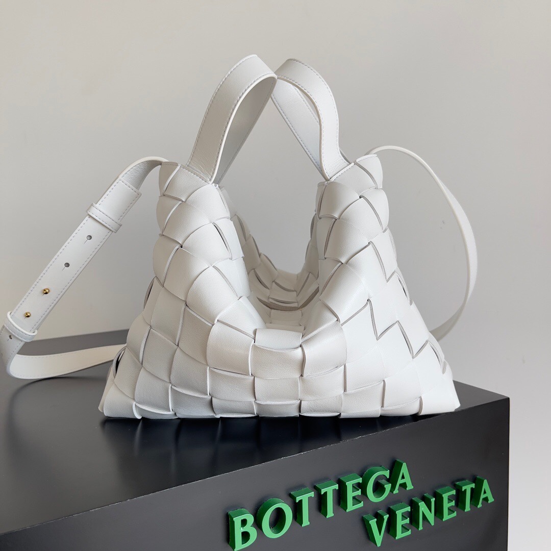 BottegaVeneta 新出的保龄球包你们Get了吗？超大容量～关键低调简约上身妥妥的休闲风～时髦感也丝毫不减，结合了BV经典的编织元素，电脑也可以装肩带长短都可以调节\n适合高个子女生背\n男生背也很阳光多种背法搭配你的高光时刻尺寸：xx。pWB