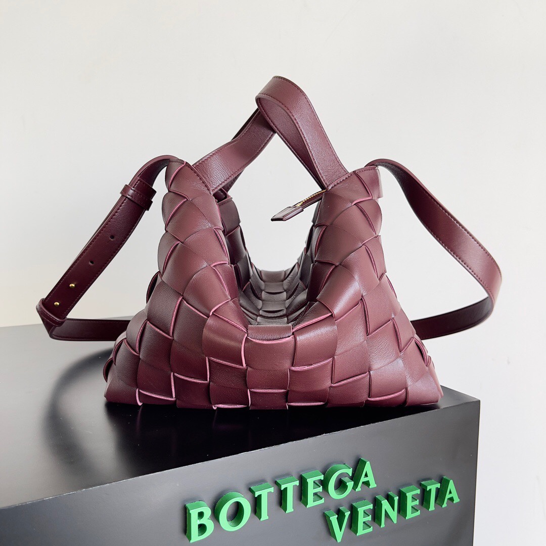 BottegaVeneta 新出的保龄球包你们Get了吗？超大容量～关键低调简约上身妥妥的休闲风～时髦感也丝毫不减，结合了BV经典的编织元素，电脑也可以装肩带长短都可以调节\n适合高个子女生背\n男生背也很阳光多种背法搭配你的高光时刻尺寸：xx。pWB