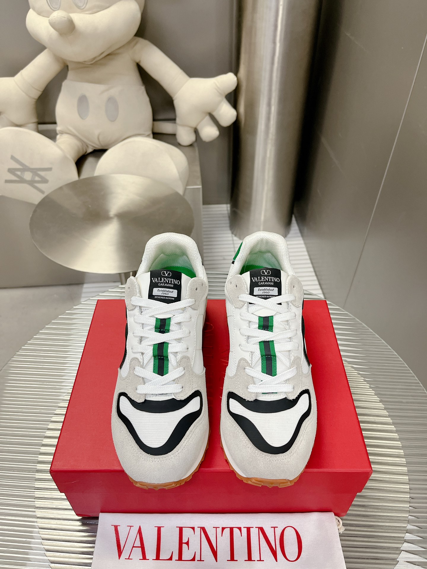 NO:257583,Valentino couple sneakers series Valentino new couple sneakers are on sale. The original ZP is being purchased and disassembled. Repeated version and modification. The force must be restored one to one!  Top luxury masterpiece Signature Willow nail design Soft and comfortable real sheepskin brings excellent elegant texture and excellent comfort on the feet Top purchasing version upper imported calf leather surface/original oil edge craftsmanship Inner water dye cowhide inner lining original development two-color combination sole packaging original configuration full set of packaging Size-[Female 40, male 45 Customized non-return], casual shoes/sports shoes, valentino, valentino, sneakers, cowhide, sheepskin19860909华伦天奴  情侣款运动鞋系列 Valentino 新款情侣运动鞋 火爆发售. 原版ZP入购拆解. 反复打版调改. 力要一比一还原！顶级奢华力作 招牌柳钉设计 柔软舒适的真羊皮 带来卓越优雅的质感 与极佳的上脚舒适感 顶级代购版本鞋面进口小牛皮面/原版油边工艺 内里水染牛皮内里 大底原版开发双色组合大底 包装原版配置全套包装 码数-【女40 男45 定制不退换】,休闲鞋/运动鞋,valentino,valentino,sneakers,cowhide,sheepskin,Women's Shoes