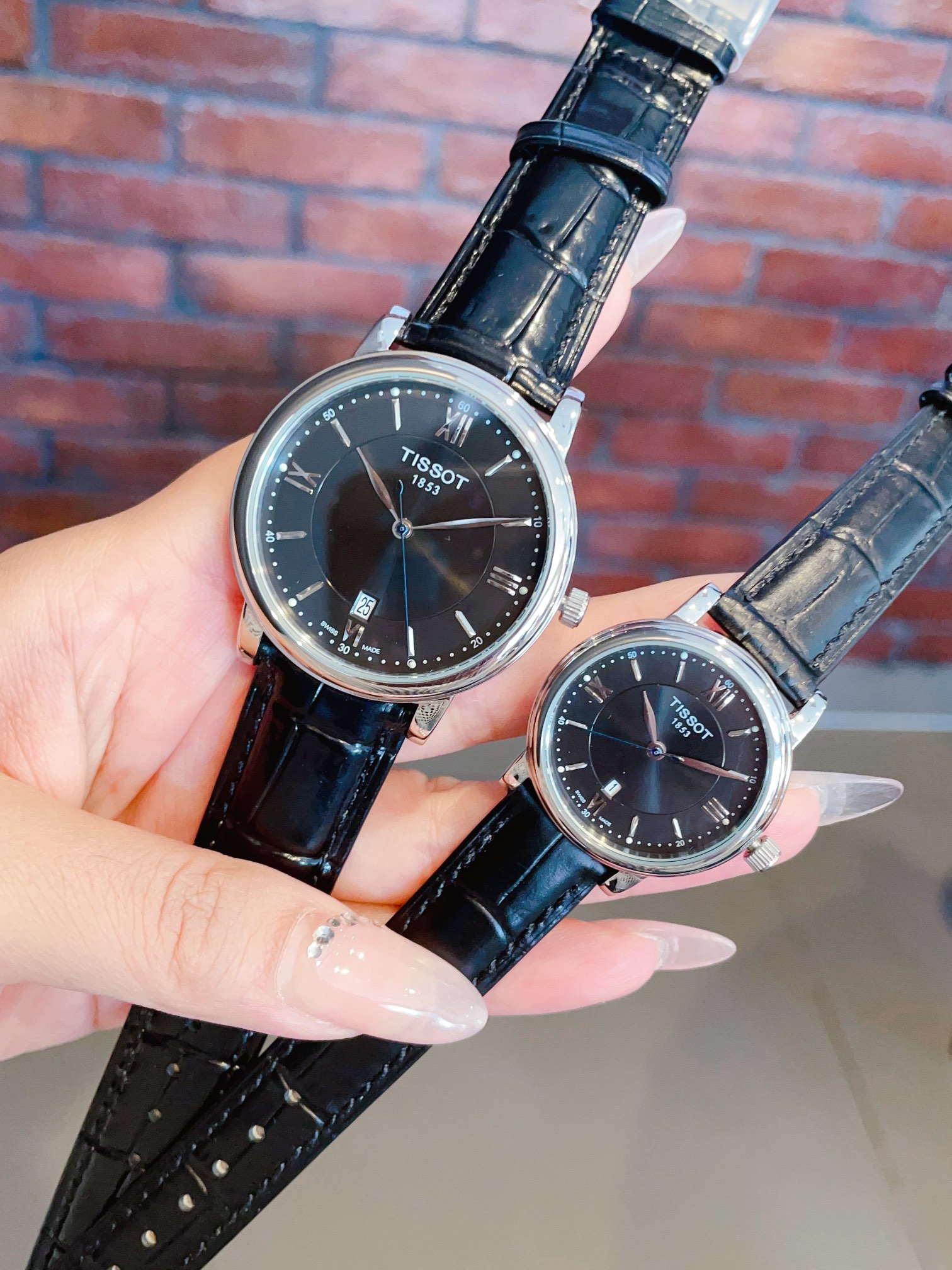 💰290🍀天梭TISSOT✨ 全新卡森臻我系列情侣对表隆重登场🏅 🏅 臻我🌟 寓意每时每刻做真实的自己。一种身份，皆是兴之所至。每一年真我，都独具魅力。佩戴卡森臻我系列腕表，传递着随心所欲的都市“芯”主张。尺寸女装30mm，男装40mm。🍀🍀🍀