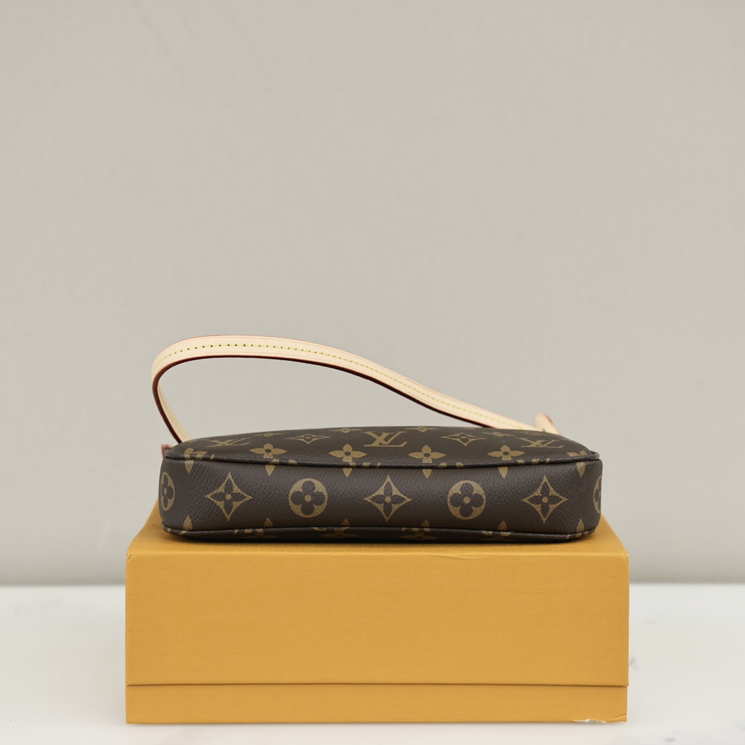 Lv Mila麻将包💰190 手袋以柔软的Damier Azur 帆布制成，倍感清新柔美，淡雅的色彩与精致的皮链相得益彰，携带日用品的优雅之选。 规格：23.5*13.5*4cm