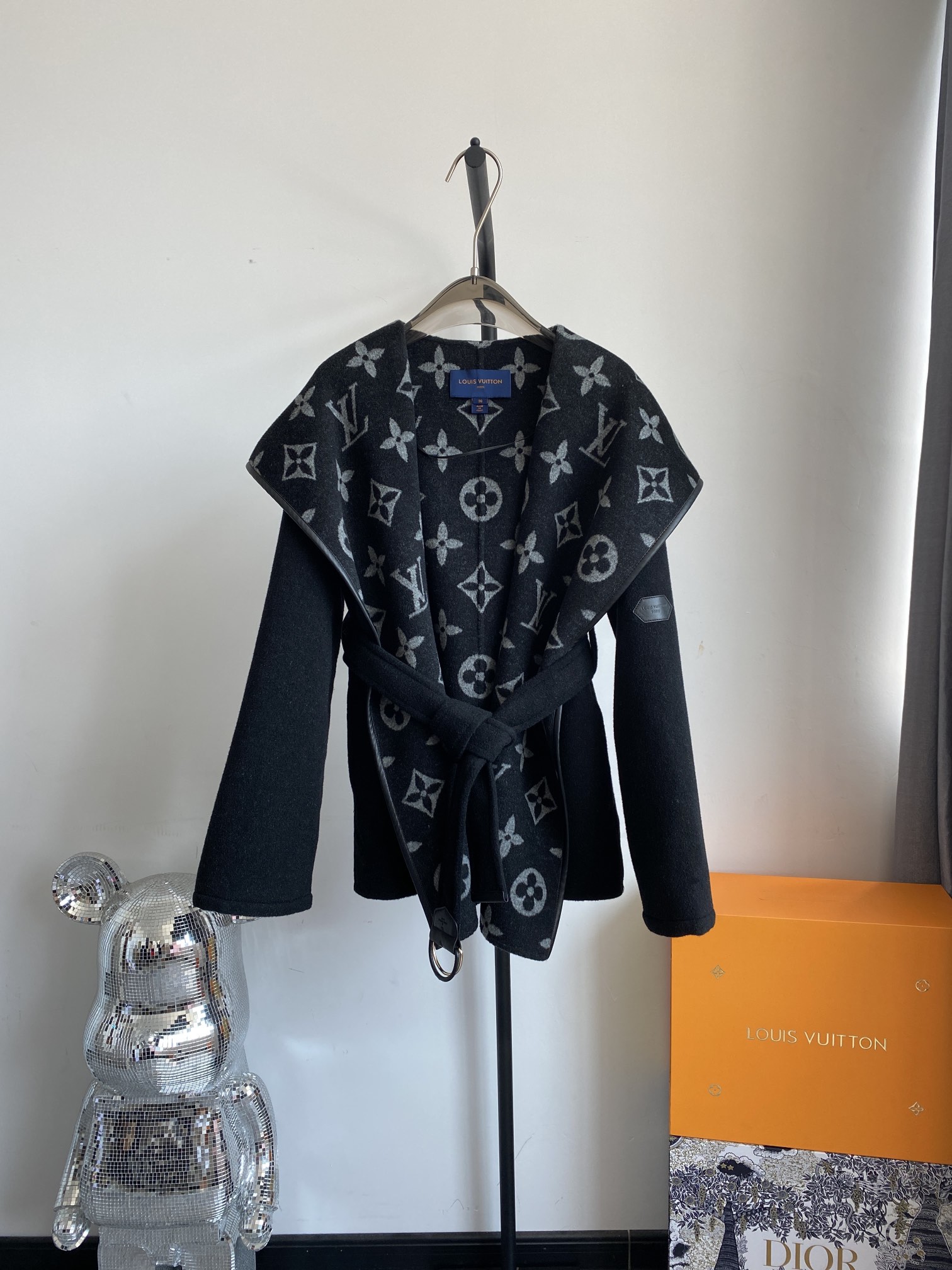 [Cashmere Coats, Furs]LV