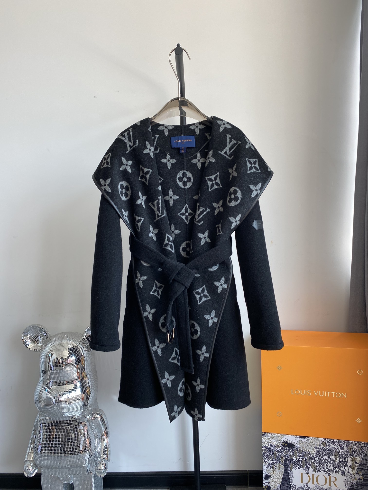 [Cashmere Coats, Furs]LV