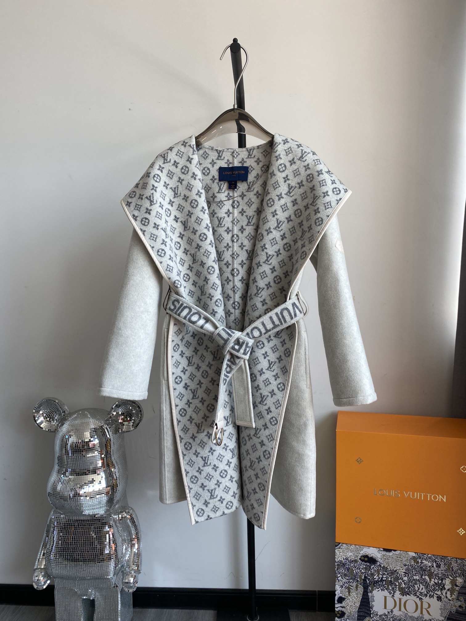 [Cashmere Coats, Furs]LV