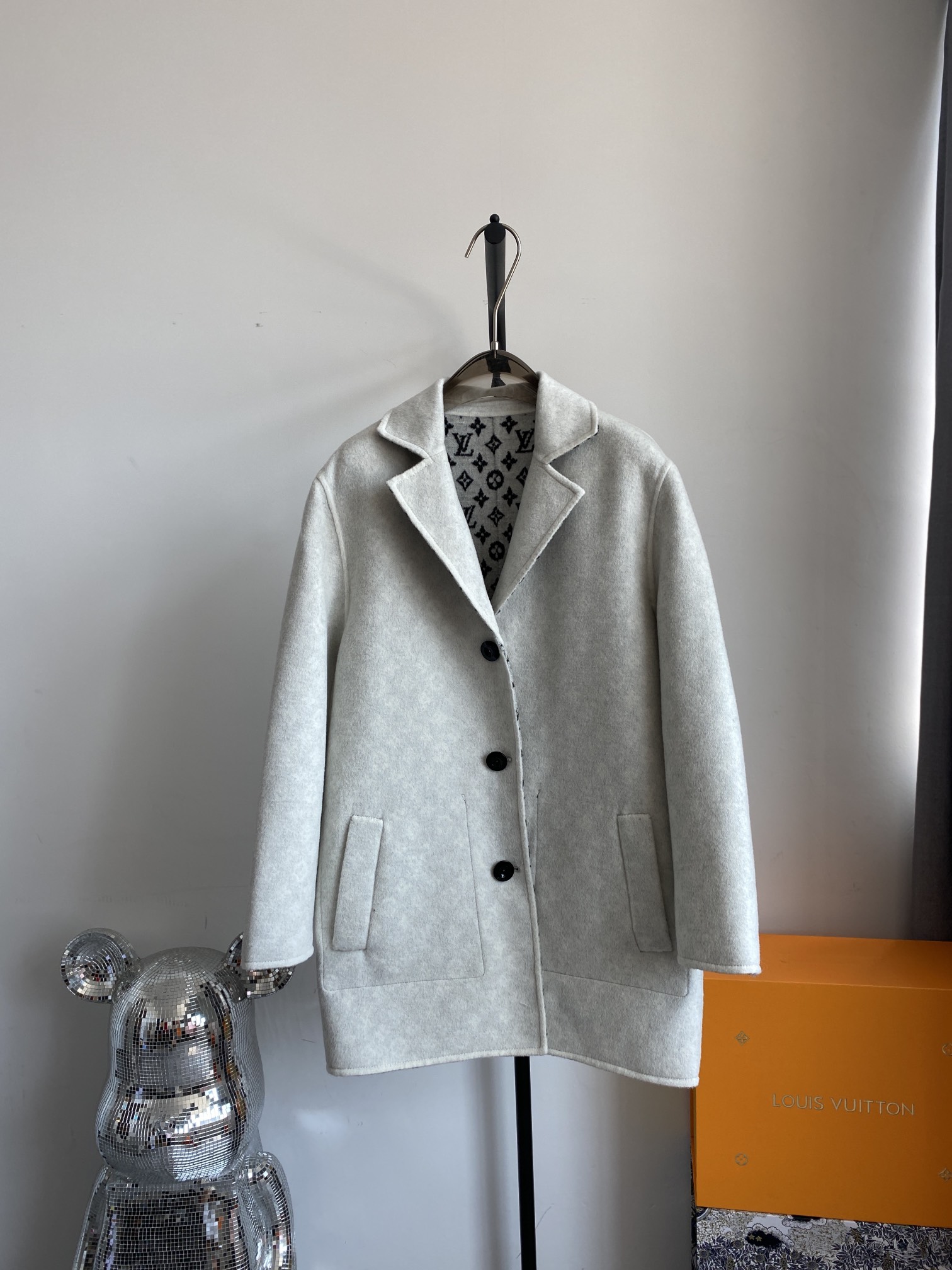 [Cashmere Coats, Furs]LV