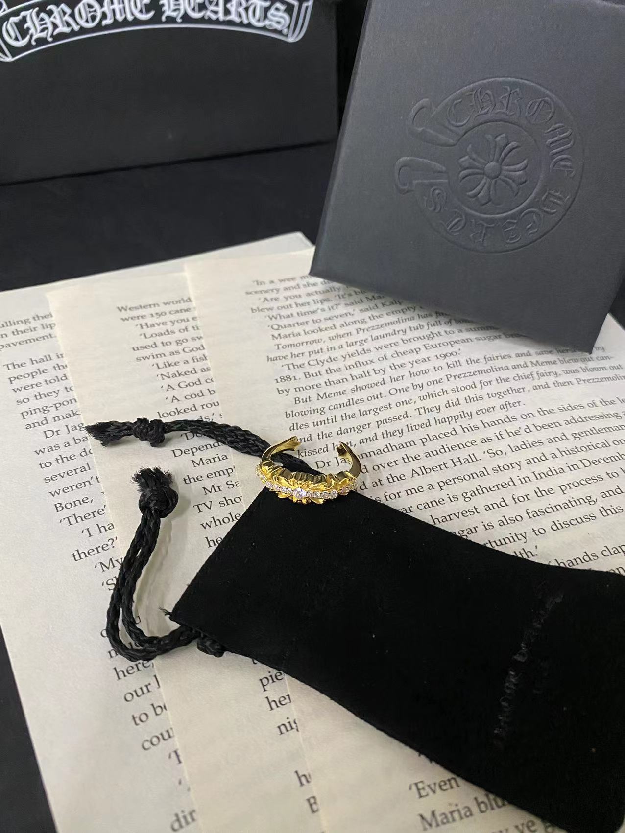 Chrome Hearts 𝐡𝐞𝐚𝐫𝐭𝐬 克罗心 镀金22k镶石十字花戒指