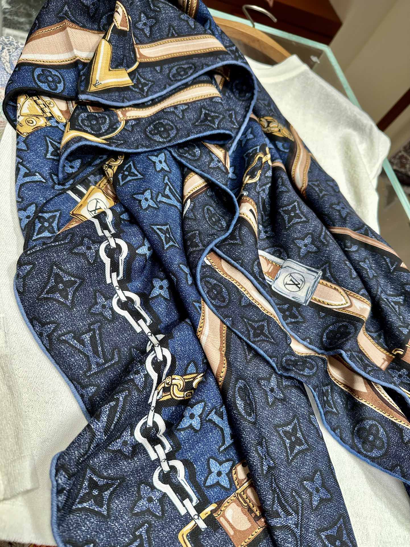 MONOGRAMJACQUARDDENIM140丝绒方巾牛仔蓝高定版双面同色有些款式他值得用最顶级的工艺