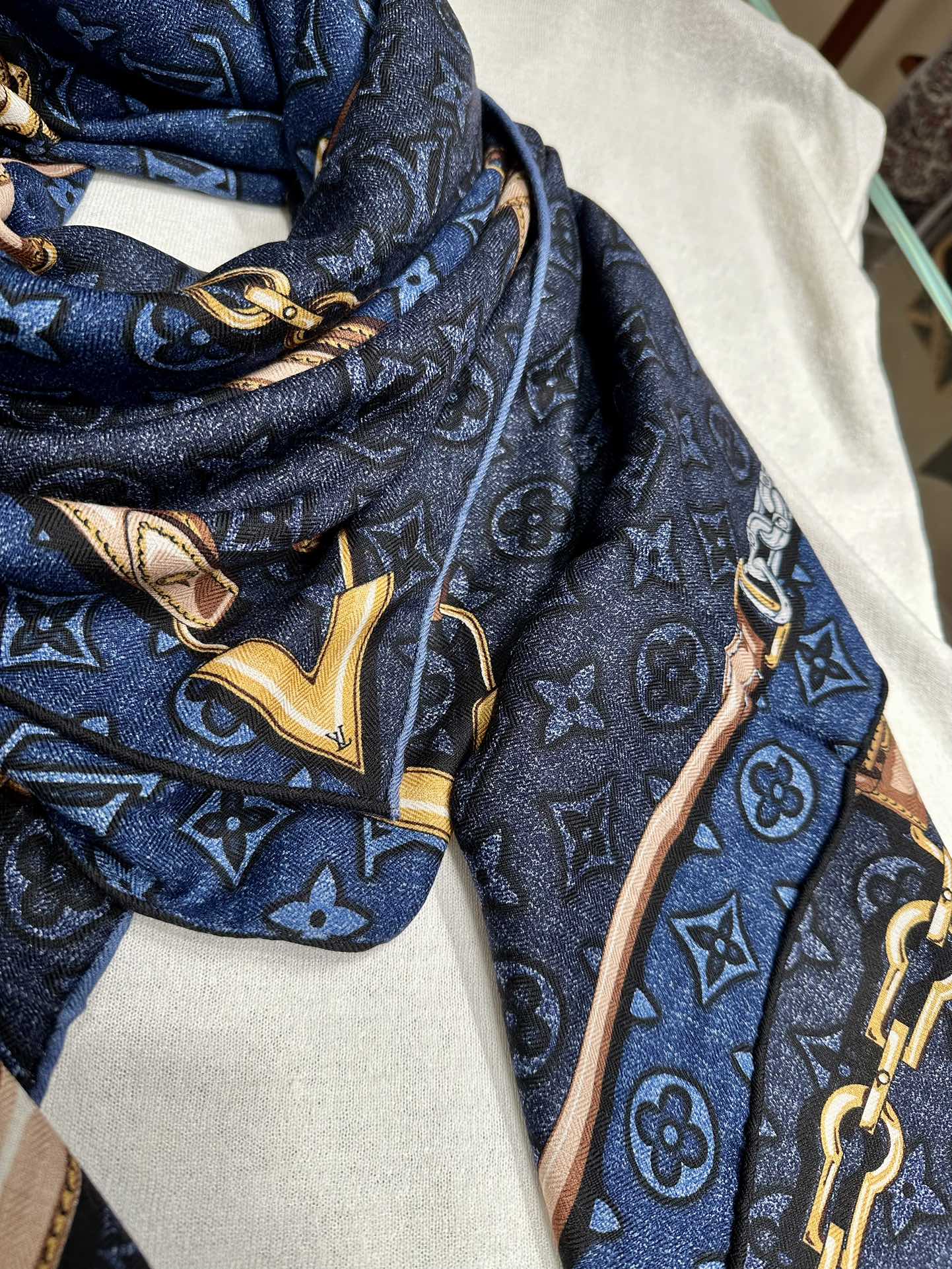 MONOGRAMJACQUARDDENIM140丝绒方巾牛仔蓝高定版双面同色有些款式他值得用最顶级的工艺