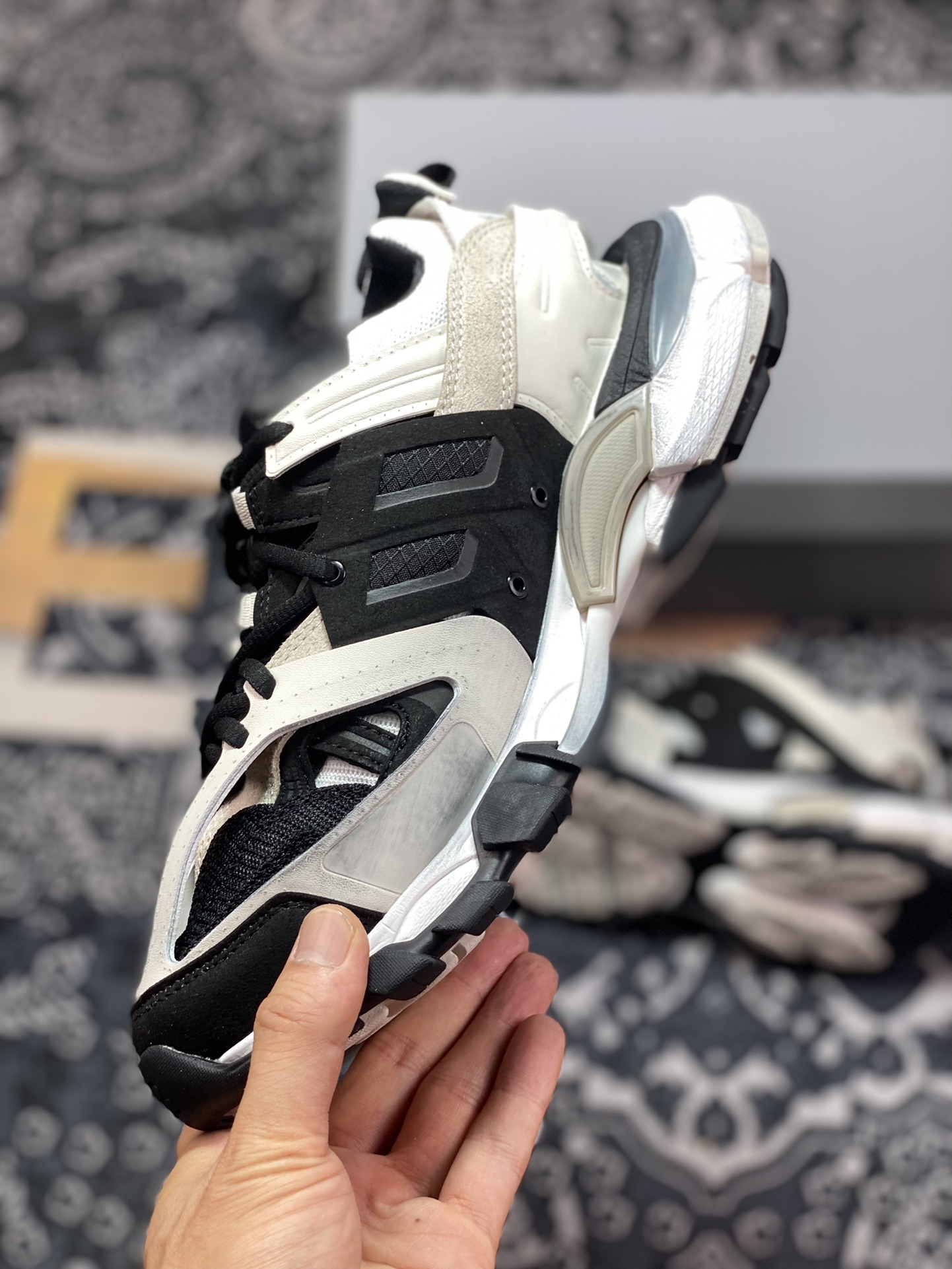 420  巴黎世家BALENCIAGA Track Trainers 3.0代复古野跑姥爹潮流百搭慢跑鞋“米白黑灰白”542023 W3SU5 9791