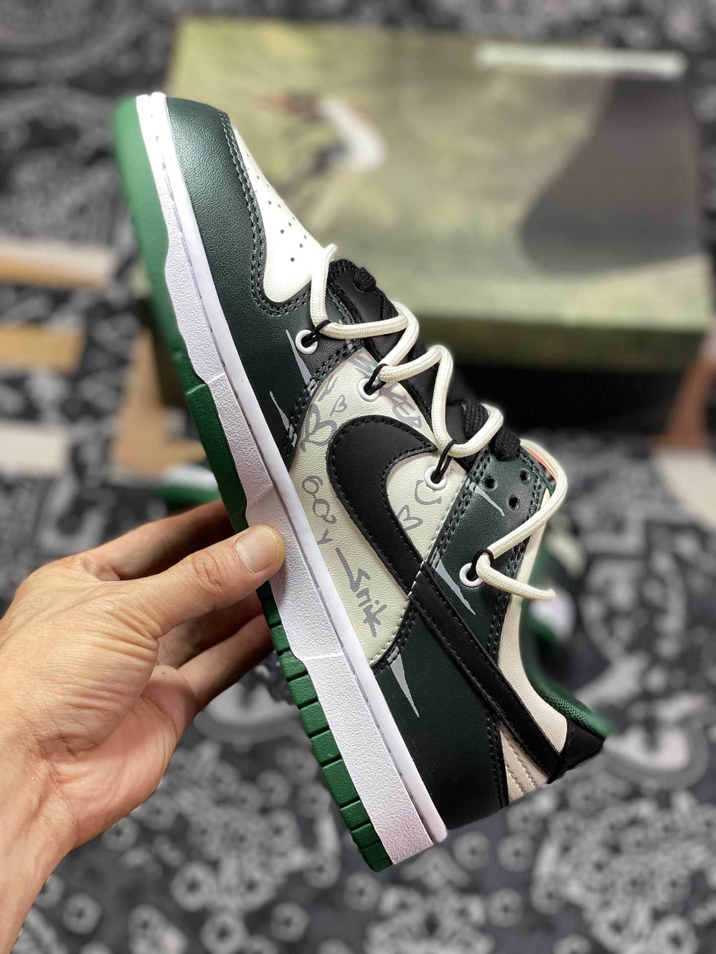 Nike SB Dunk Low ”Miami Hurricanes” Dunk Series Low-top Sneakers ”Black, White and Green Slide Track Lace” DD1391-300