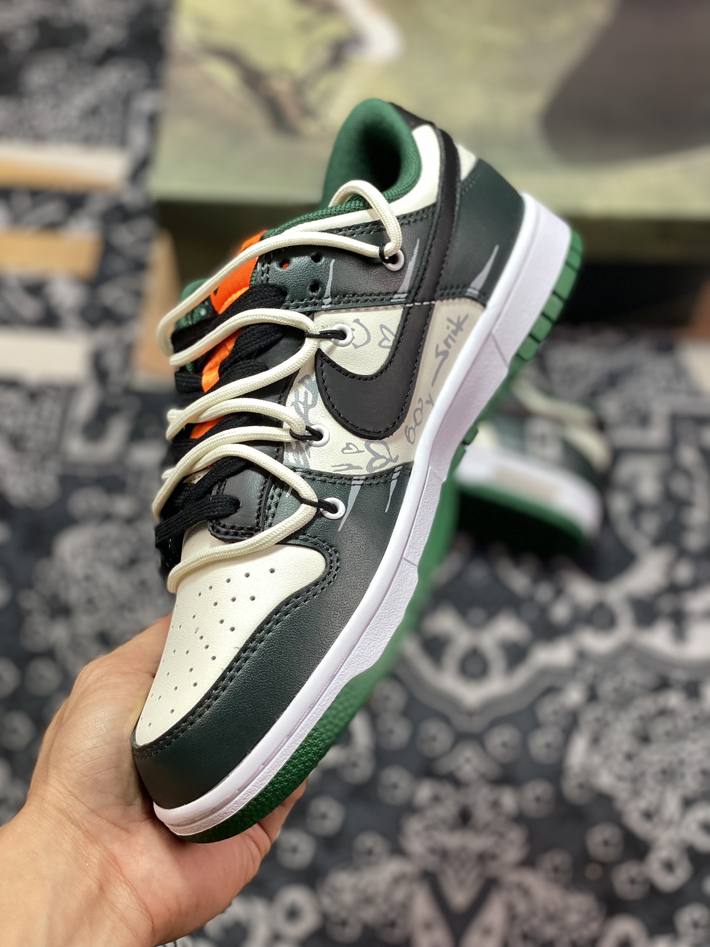 Nike SB Dunk Low ”Miami Hurricanes” Dunk Series Low-top Sneakers ”Black, White and Green Slide Track Lace” DD1391-300