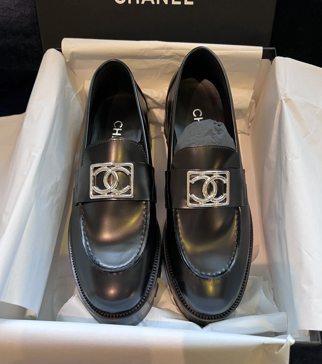 NO:248679,[Spot sale] Counter [authentic grade] version!  !  *B hit Love!  Loafer, a popular online counter, a classic double C logo element, a full black silver buckle logo, a cool feeling, and thousands of people are asking for money!  This collection-level series is now available for sale!  Buy it for 1 in the counter!  !  !  Original delicate calf leather, full-layer genuine leather sole, full-network counters can identify quality, and support no-reason returns and exchanges. Official catalogue Number of codes 35-40, all equipped with genuine Italian packaging, loafers, loafers, cowhide, Leather soles19860909【现货发售】 专柜【正品级】版本！！ *B爆款乐福！ 全网专柜火爆款Loafer,经典大双c标志元素,全黑银扣Logo酷感爆棚,万人求款！收藏级本系列现已登陆发售！ 专柜以1购入！！！原厂娇贵小牛皮,全层真皮大底,全网专柜可鉴定品质,支持无理由退换货. 官方目录 码数35-40 均配意大利正品包装,乐福鞋,loafers,cowhide,Leather soles,Women's Shoes