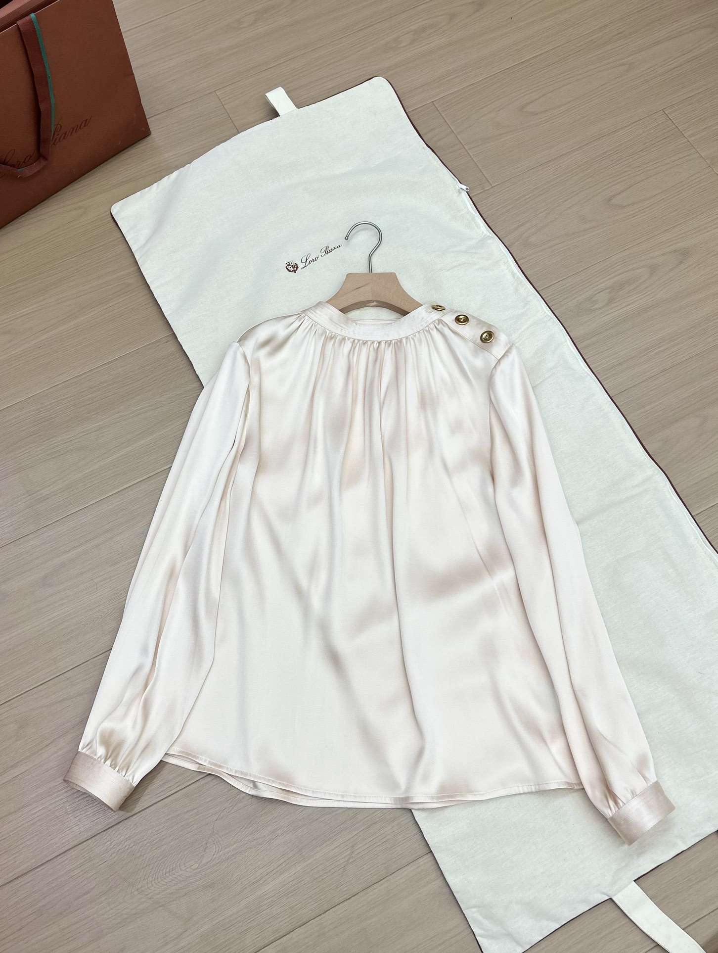 NO:843348,Heavy silk shirt, brown, nude pink, size L, ready for sale,,real silk,19860909重磅真丝衬衣 咖色 裸粉色 尺码L 现货发售,,real silk,,Women's clothing