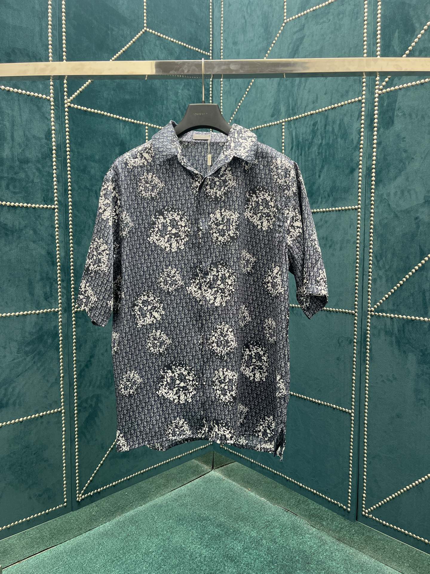 NO:471465,Dior's new short-sleeved shirts in spring and summer come from the DIOR TEARS co-branded series, integrating the elements of this season to interpret classic items. They are carefully crafted with blue mulberry silk twill fabric, decorated with Oblique prints, and layered with cotton shaping details to show the Peace Sign pattern of the DIOR TEARS co-branded series. Loose cut, paired with straight bottom edges to show casual charm, can be matched with matching shorts to create exquisite styling. High-version digits 46.48.50.52, dior, dior, shorts, shirts, T-shirt, alexander wang19860909迪奥 春夏新款短袖衬衫来自 DIOR TEARS 联名系列,融入本季的元素诠释经典单品.采用蓝色桑蚕丝斜纹面料精心制作,饰以 Oblique 印花,层叠以棉花造型细节,展现 DIOR TEARS 联名系列的 Peace Sign 图案.宽松剪裁,搭配直筒底边彰显休闲魅力,可与配套的短裤搭配,打造精致造型.高版本 码数46.48.50.52,,dior,dior,shorts,shirts,T-shirt,alexander wang,Men's clothing