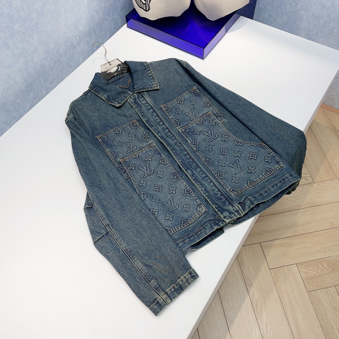 本款牛仔夹克将 Monogram 压纹口袋融入悠闲工装轮廓，可与同款工装裤共筑潮流造型，亦可与其他单品混搭，探索更多时尚可能。