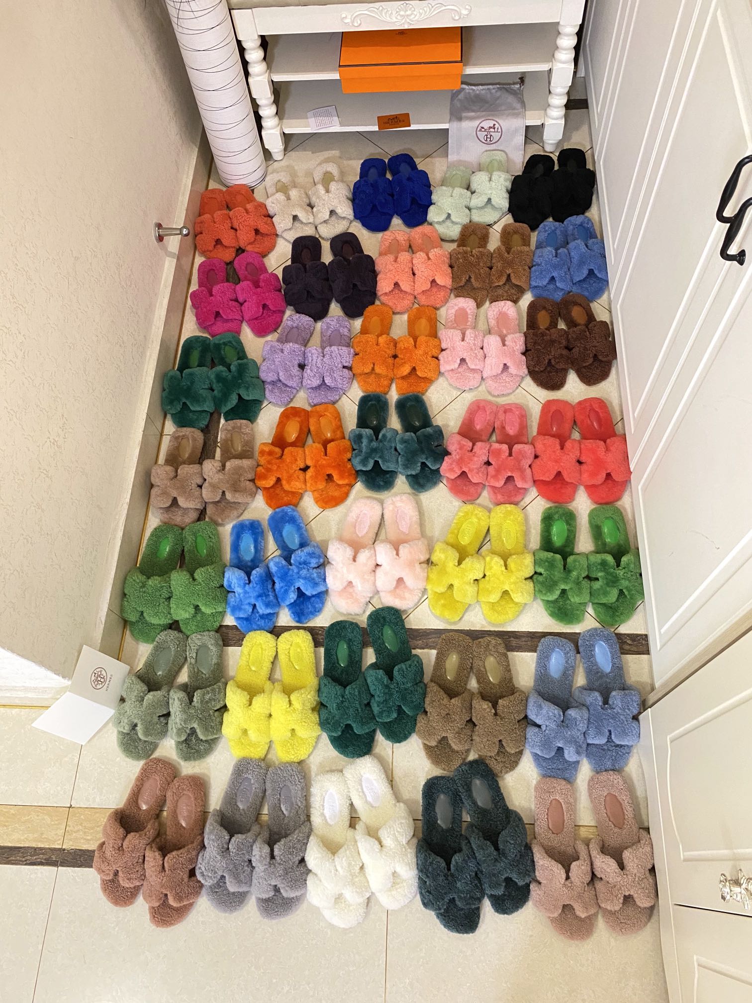 NO:475157,, Hermes Hermes classic Teddy Wool, the main models of major Internet cafes, top quality, fluffy, soft and comfortable lamb wool/wool, genuine leather soles, sizes 35-40 (41, 42 sizes custom made without return and exchange, be careful to buy), fur shoes and slippers, hermes, hermes, slippers, Leather soles19860909,爱马仕Hermes经典泰迪毛拖,各大网咖主推款,顶级品质,蓬松柔软舒适羊羔毛/羊毛,真皮大底,35-40码（41,42码定做不退换,慎购）,毛毛鞋拖鞋,hermes,hermes,slippers,Leather soles,Women's Shoes