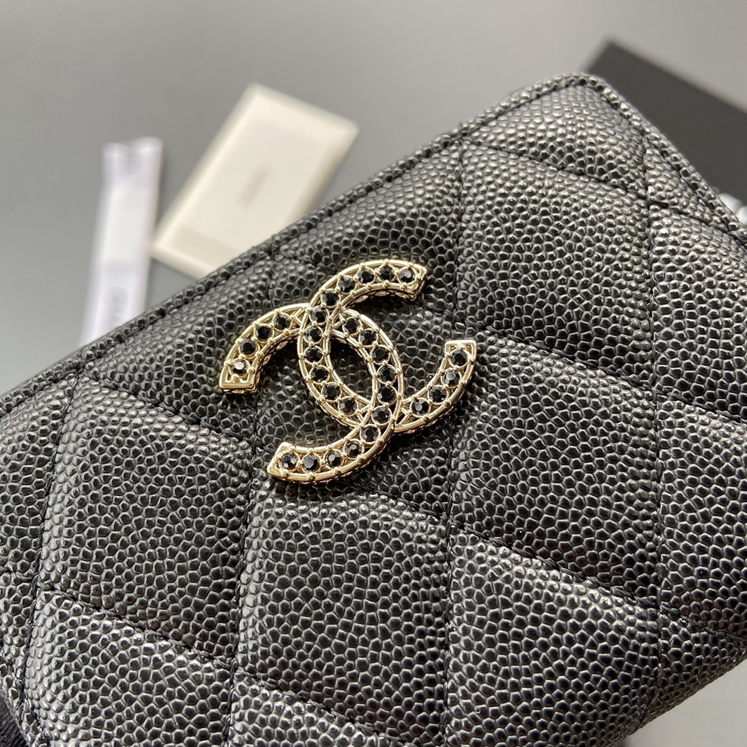 小香进口意大利粒颗小牛皮货号:A3399尺寸:W11H7.52cm颜色:黑色细球纹镶钻五金用途:小拉链包
